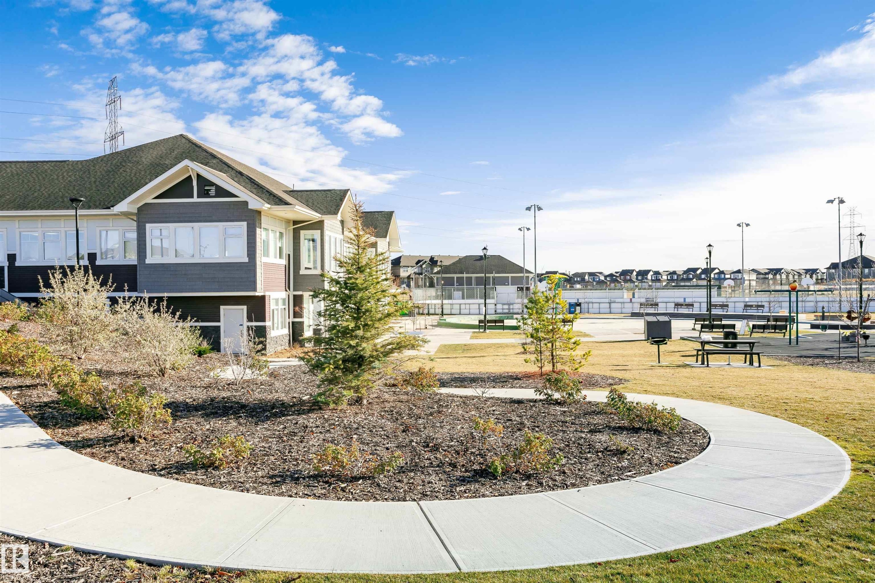 Surrounding community with a lawn - 9421 Pear Crescent, Edmonton, AB - Outdoor