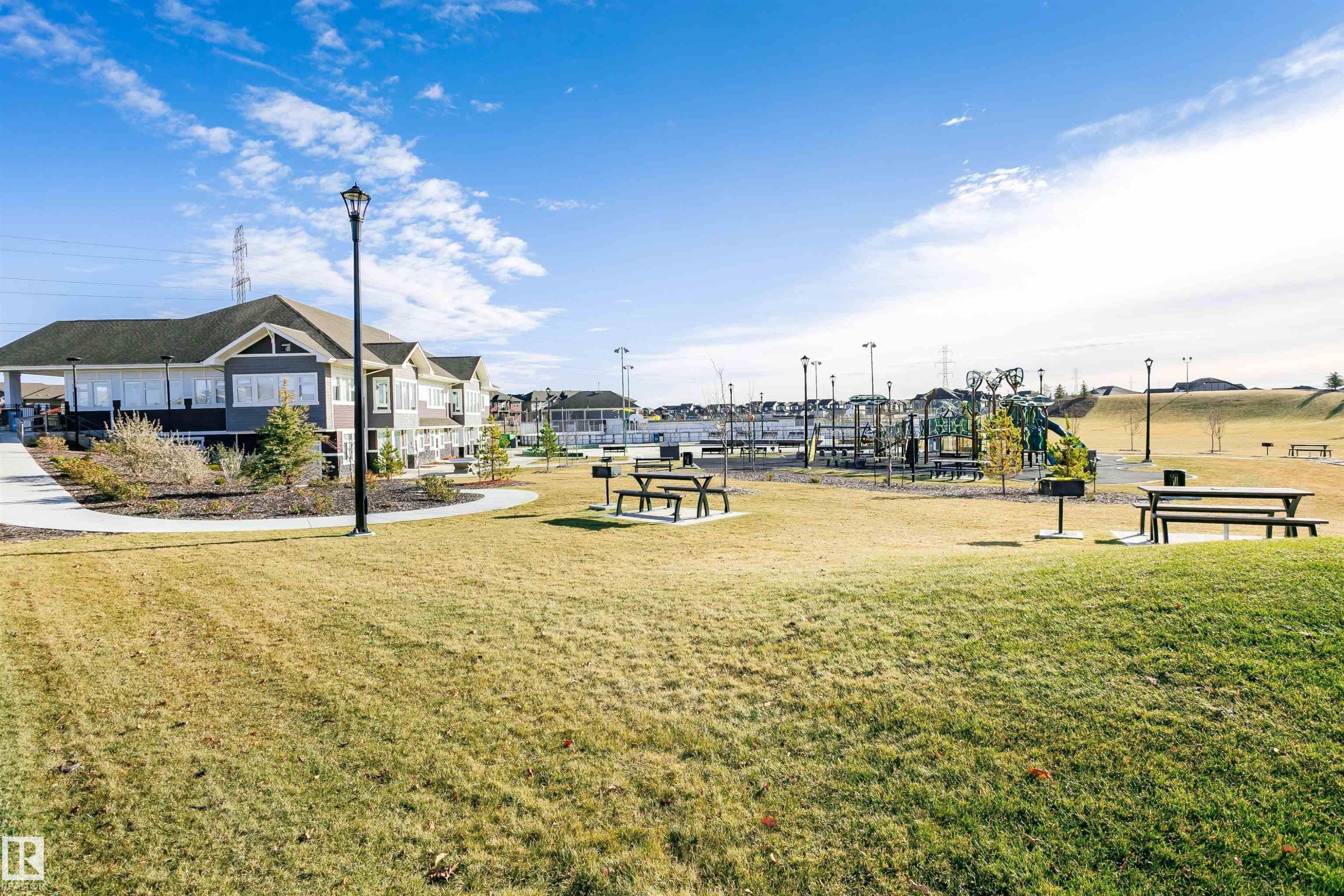Surrounding community with a lawn - 9421 Pear Crescent, Edmonton, AB - Outdoor
