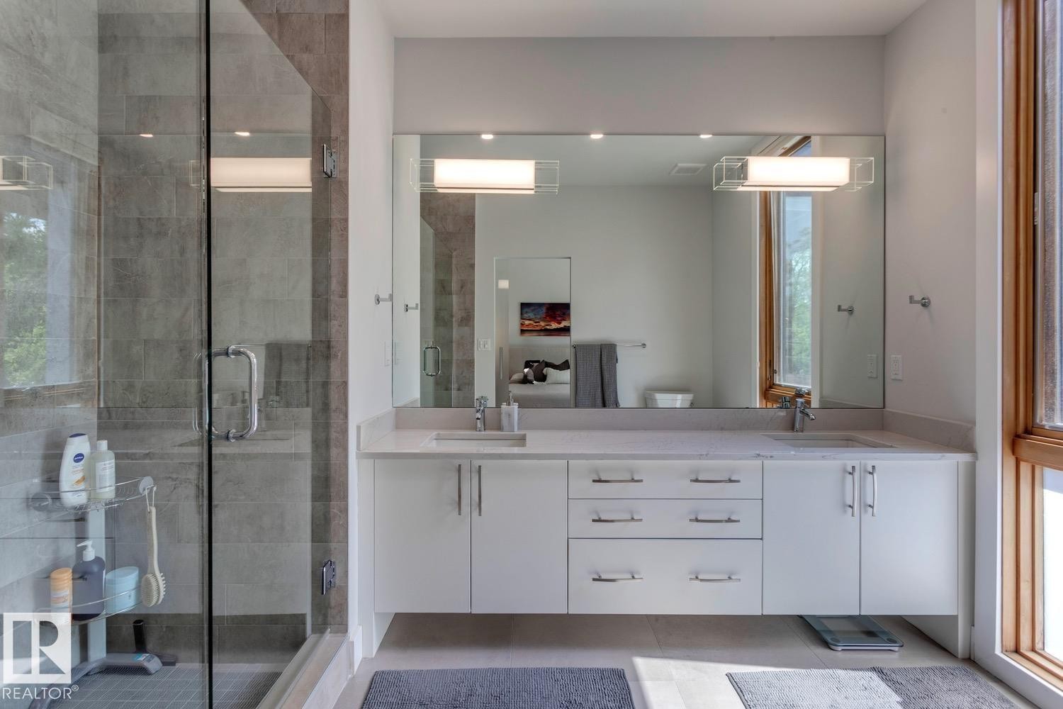 12420 103 Avenue, Edmonton, AB - Indoor Photo Showing Bathroom