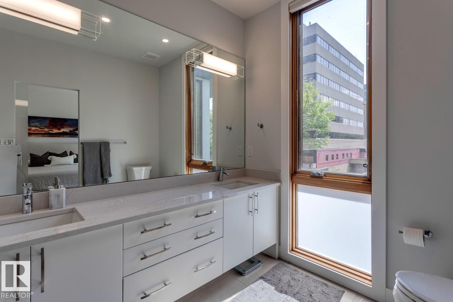 12420 103 Avenue, Edmonton, AB - Indoor Photo Showing Bathroom