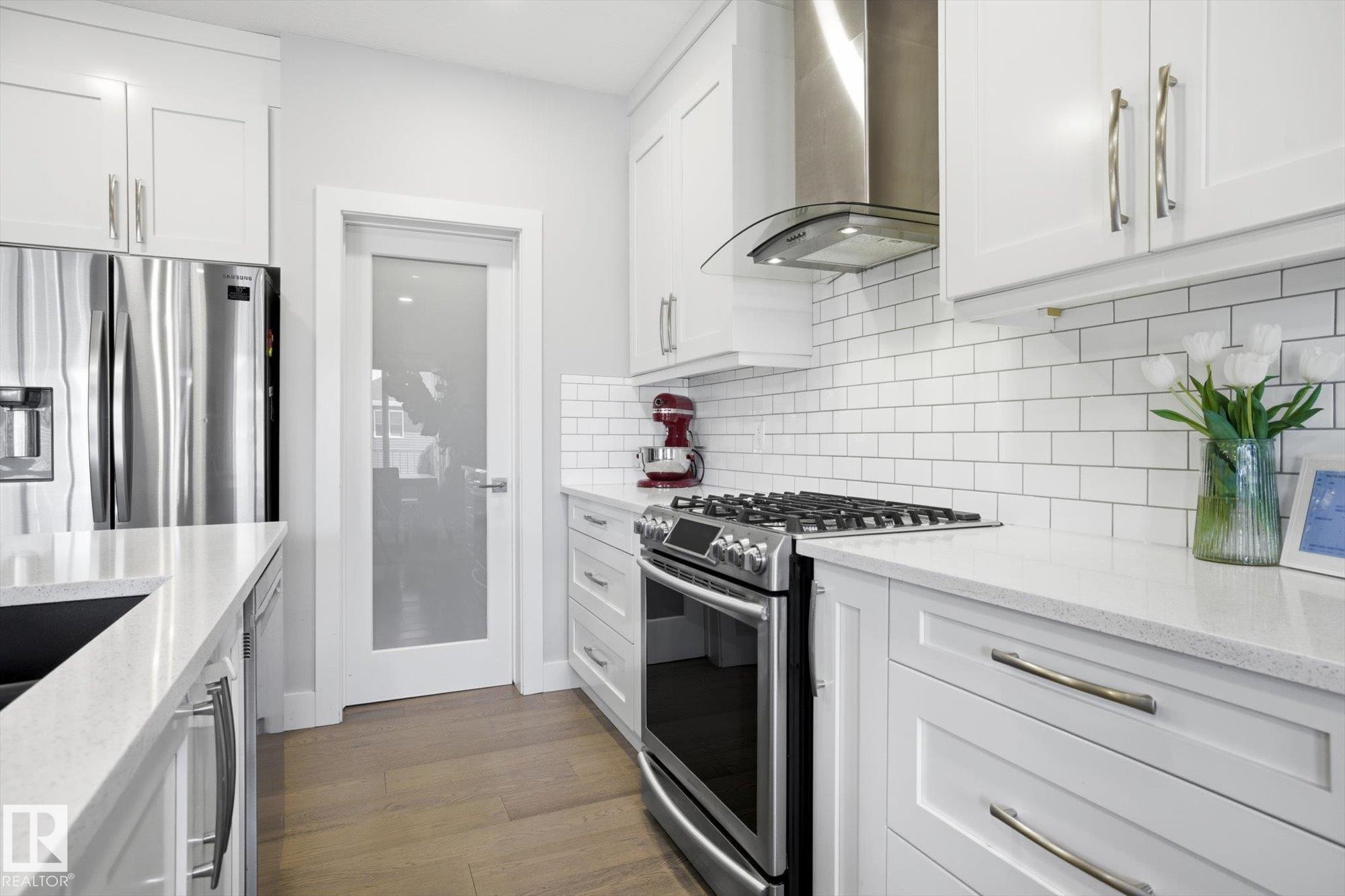 1815 Tanager Close, Edmonton, AB - Indoor Photo Showing Kitchen With Upgraded Kitchen