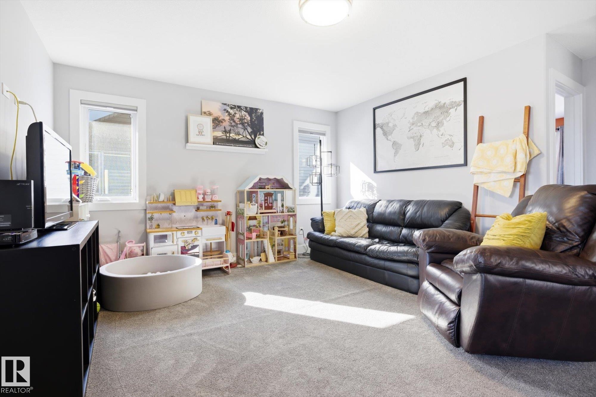 1815 Tanager Close, Edmonton, AB - Indoor Photo Showing Living Room
