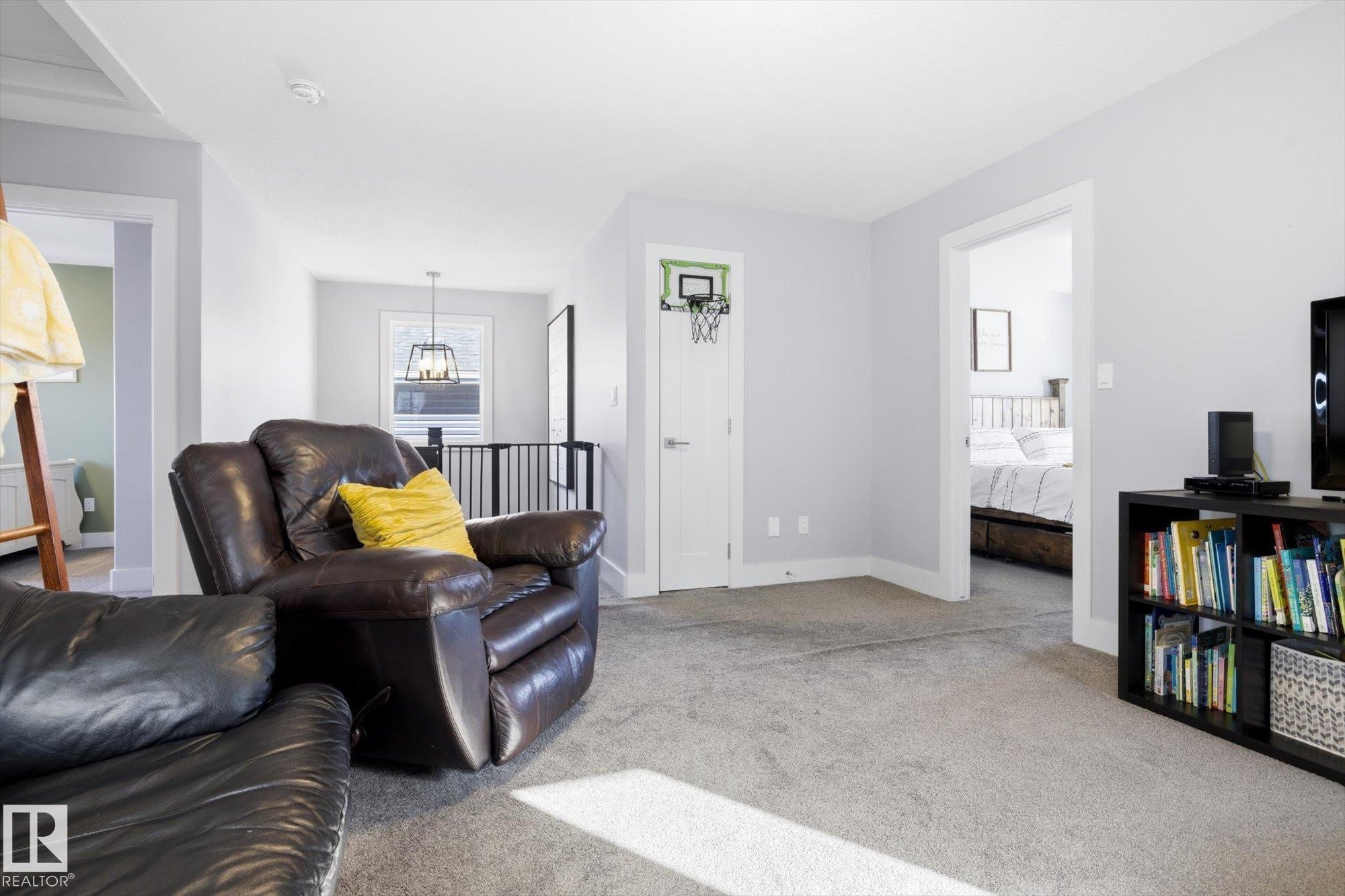 1815 Tanager Close, Edmonton, AB - Indoor Photo Showing Living Room