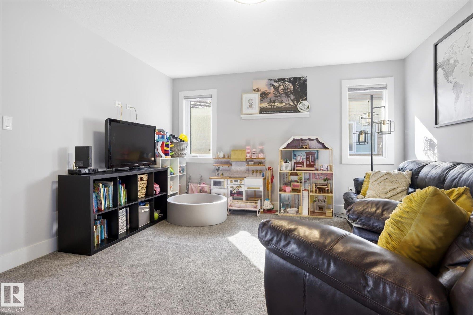 1815 Tanager Close, Edmonton, AB - Indoor Photo Showing Living Room
