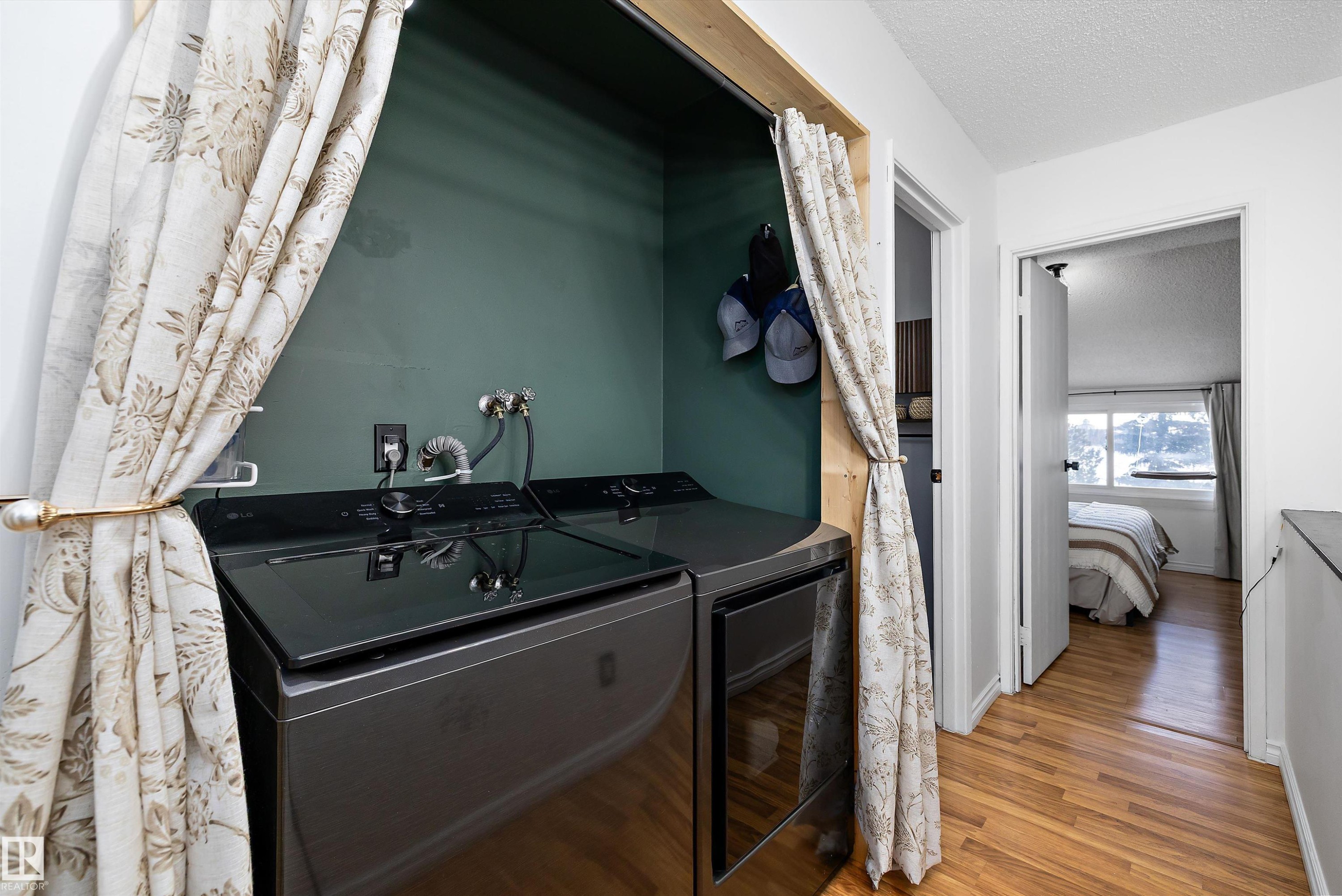 139 Lancaster Terrace, Edmonton, AB - Indoor Photo Showing Laundry Room