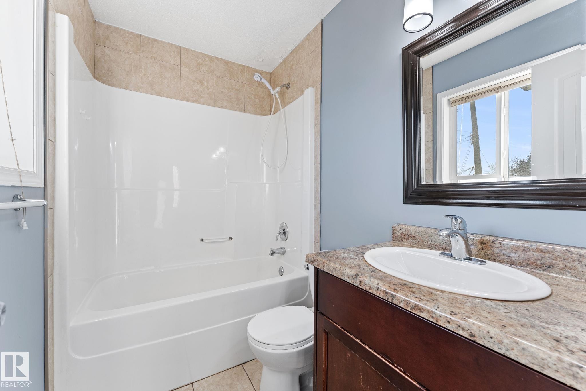 12713 116 Street, Edmonton, AB - Indoor Photo Showing Bathroom