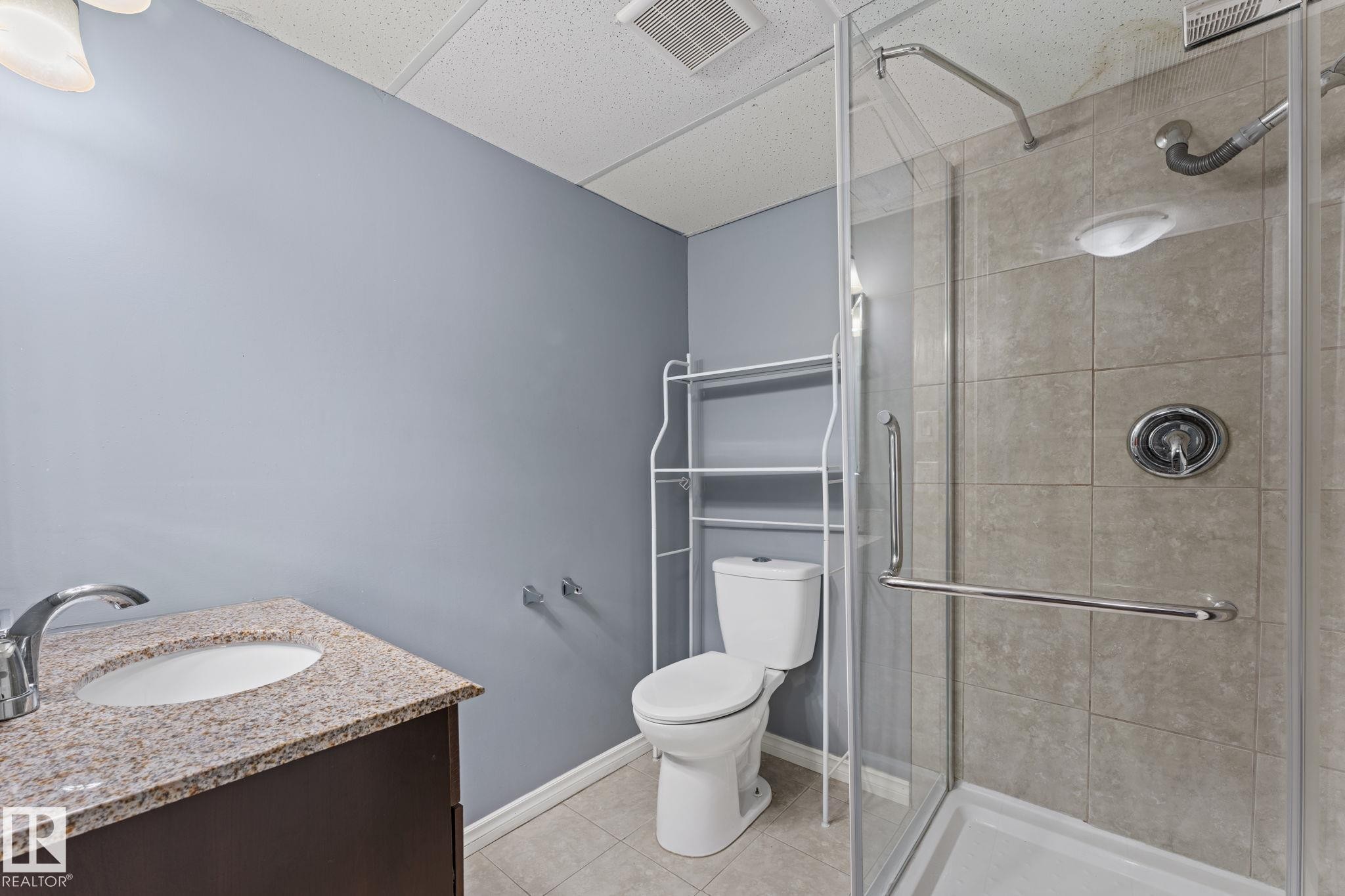 12713 116 Street, Edmonton, AB - Indoor Photo Showing Bathroom