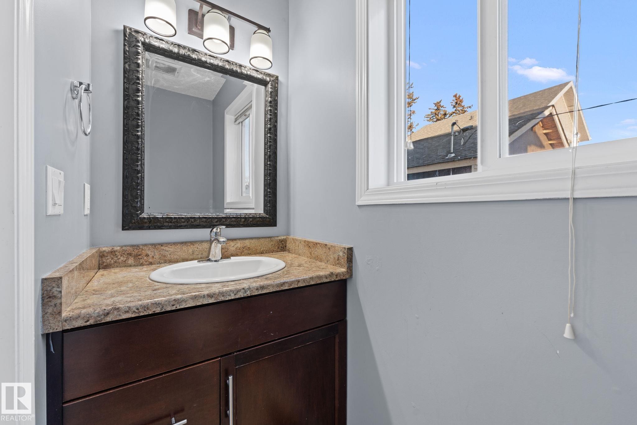 12713 116 Street, Edmonton, AB - Indoor Photo Showing Bathroom