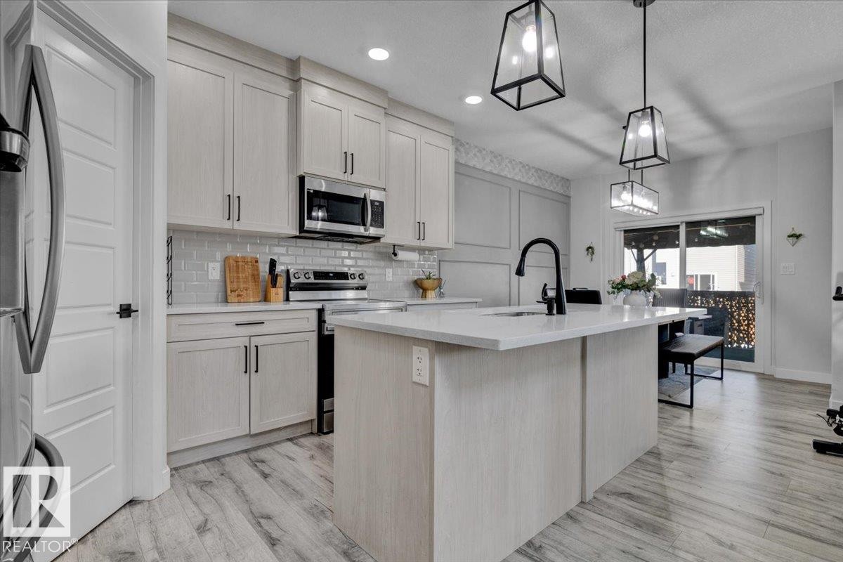 3024 200 Street, Edmonton, AB - Indoor Photo Showing Kitchen With Upgraded Kitchen