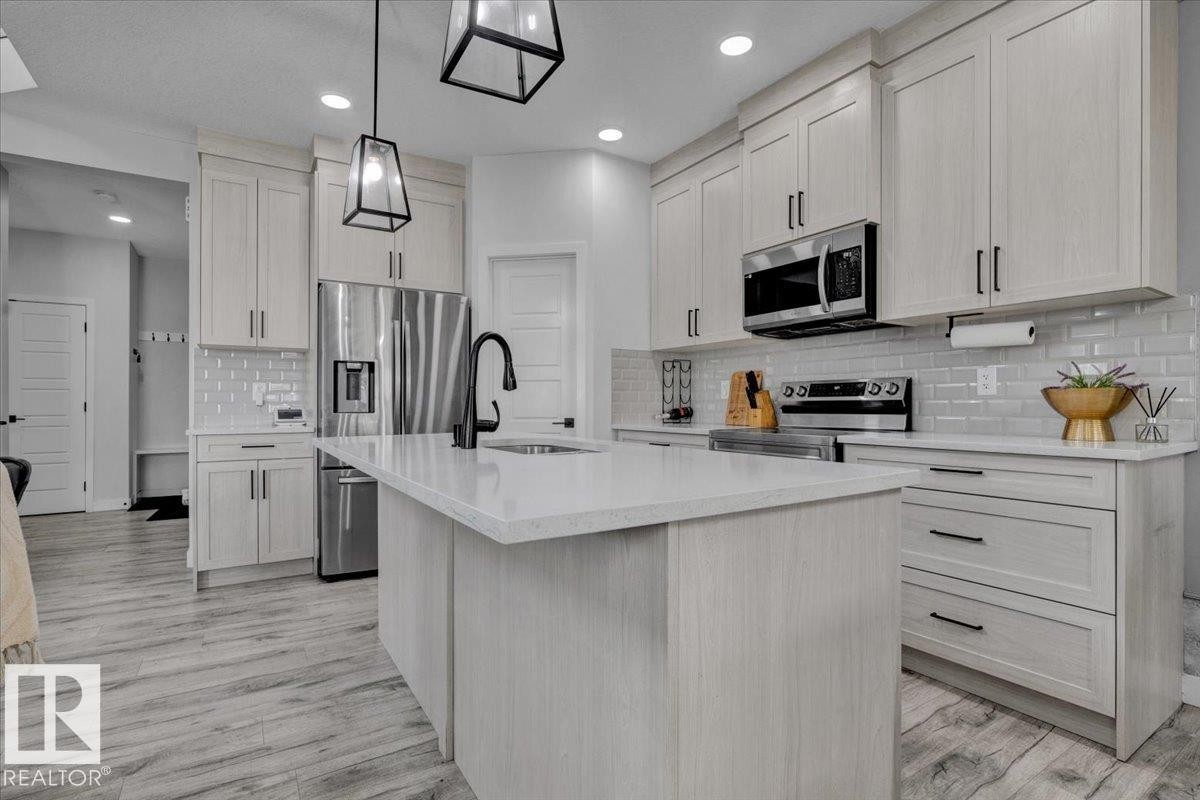 3024 200 Street, Edmonton, AB - Indoor Photo Showing Kitchen With Upgraded Kitchen