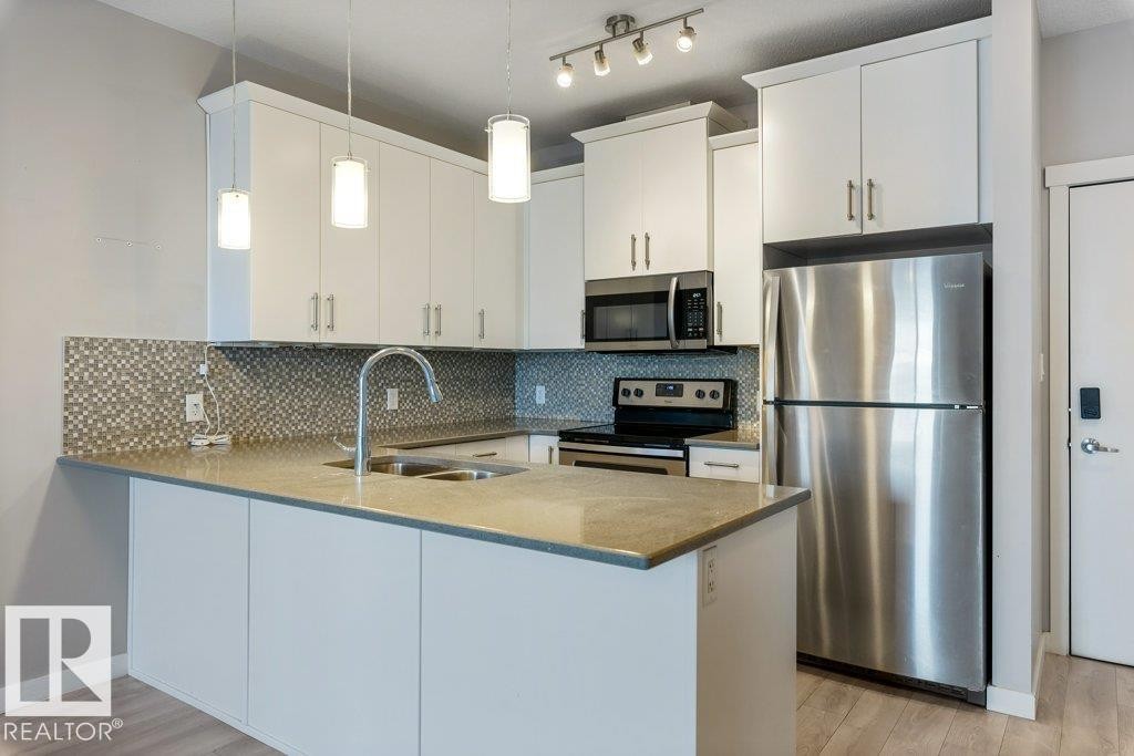 304 812 Welsh Drive, Edmonton, AB - Indoor Photo Showing Kitchen With Stainless Steel Kitchen With Double Sink With Upgraded Kitchen