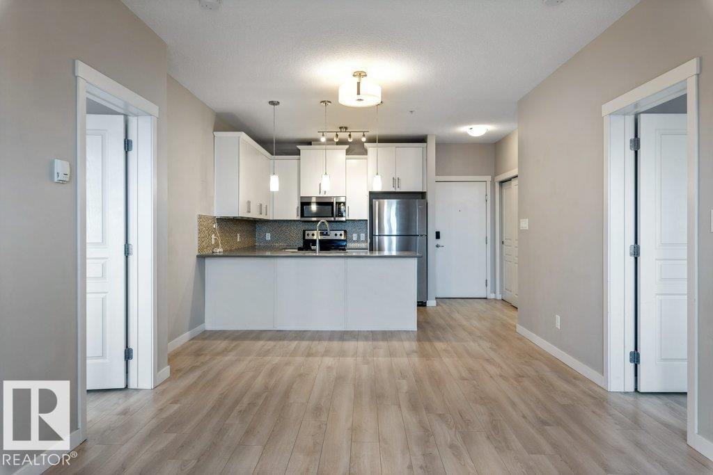 304 812 Welsh Drive, Edmonton, AB - Indoor Photo Showing Kitchen
