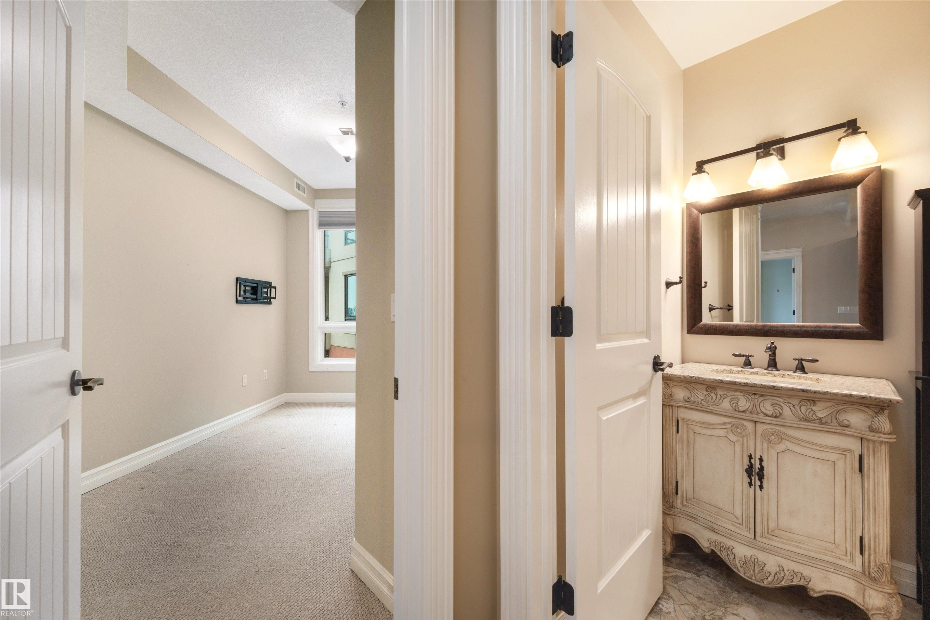 906 10142 111 Street, Edmonton, AB - Indoor Photo Showing Bathroom