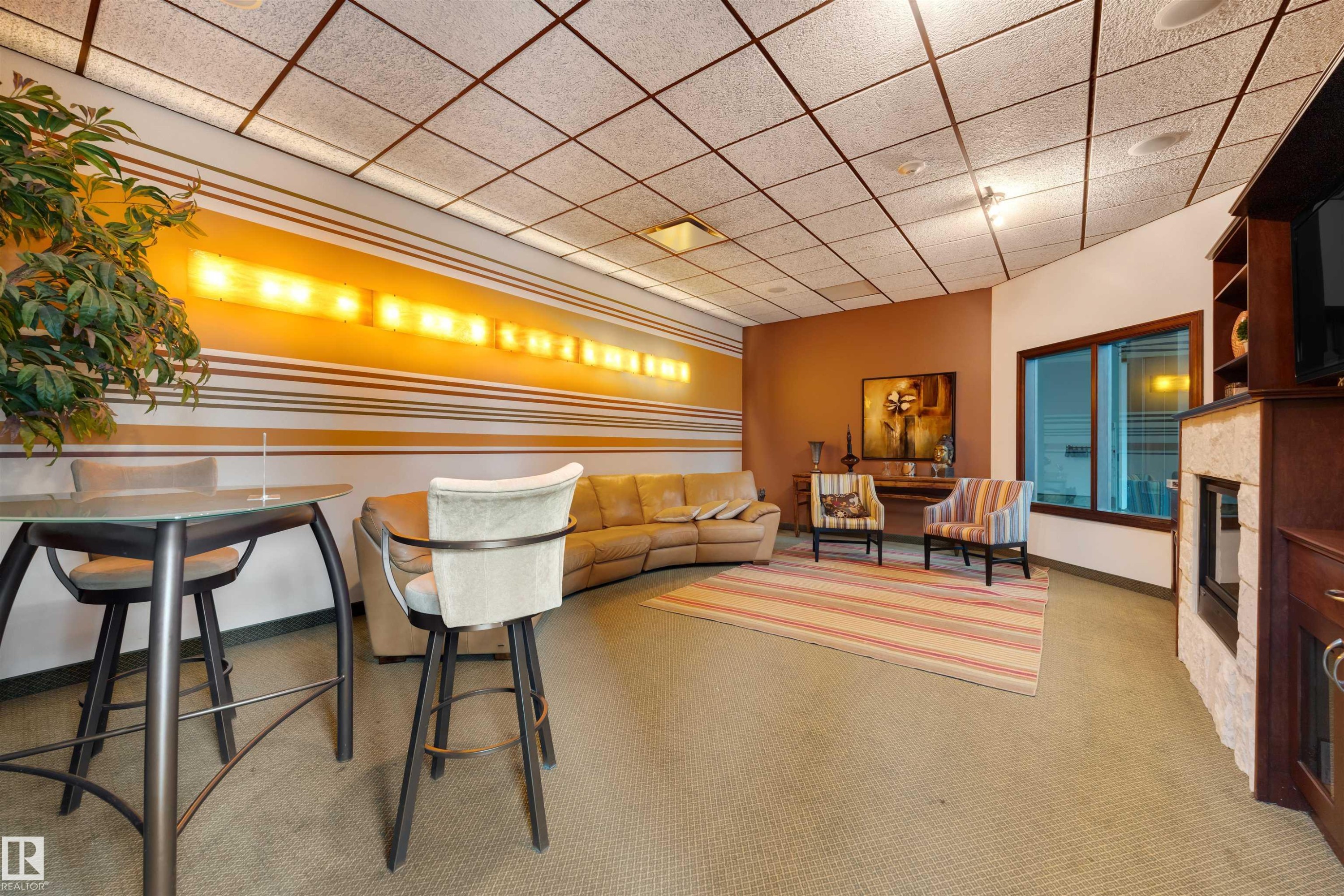 906 10142 111 Street, Edmonton, AB - Indoor