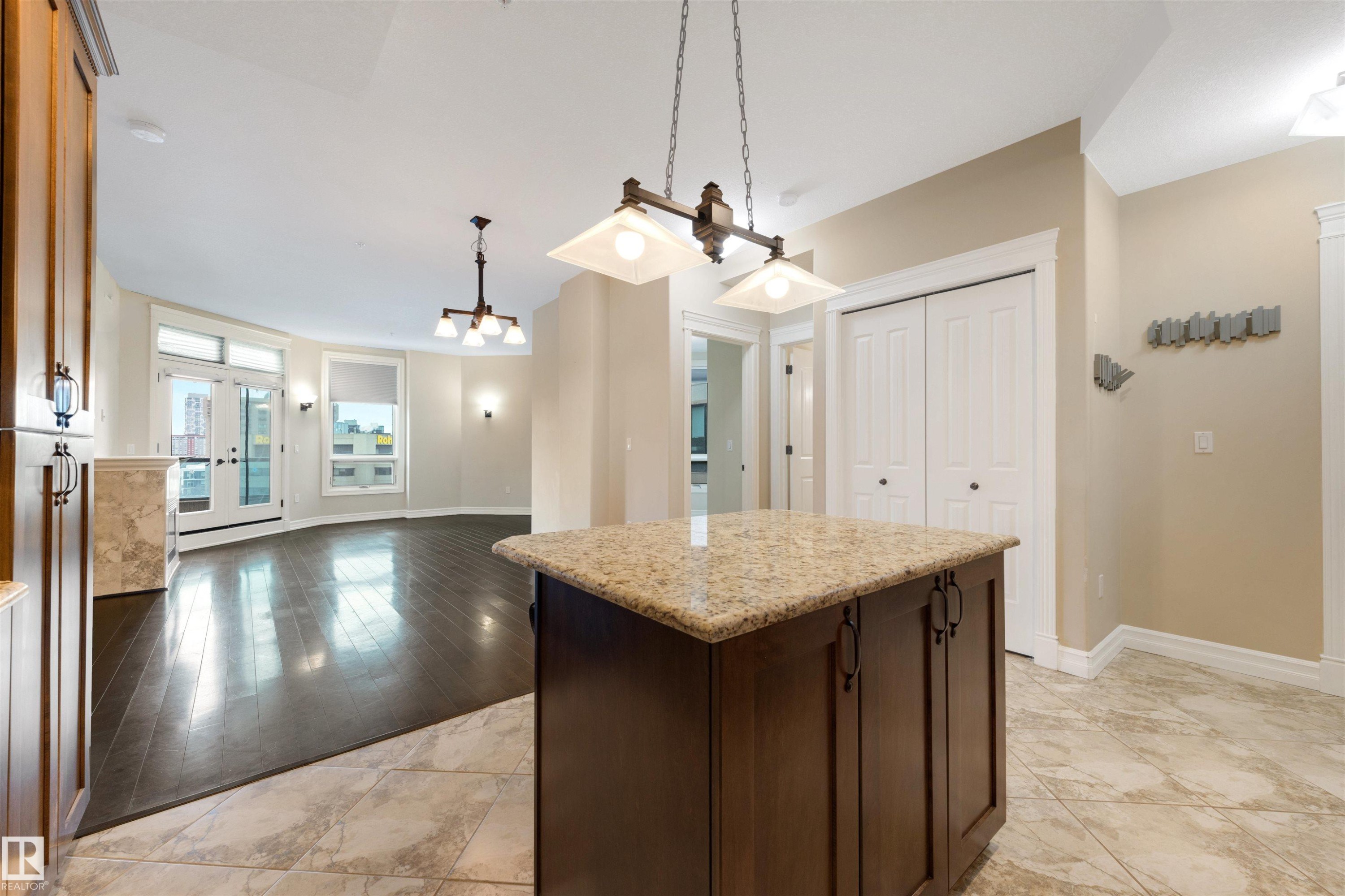 906 10142 111 Street, Edmonton, AB - Indoor Photo Showing Kitchen