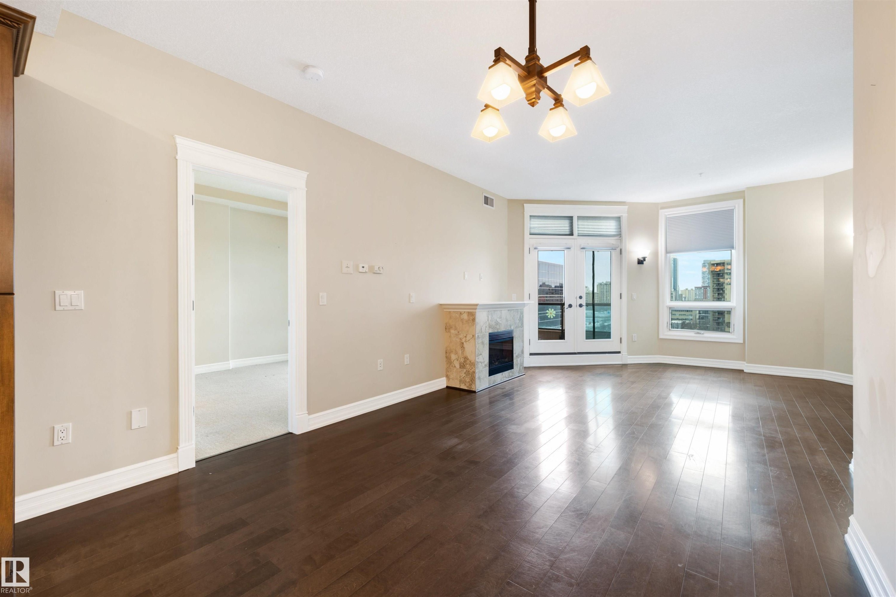 906 10142 111 Street, Edmonton, AB - Indoor