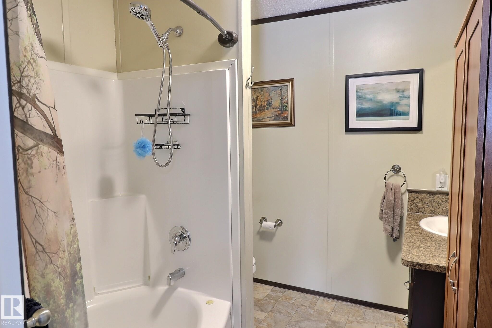 Four Piece with Soaker Tub. - 307 Evergreen Park, Edmonton, AB - Indoor Photo Showing Bathroom