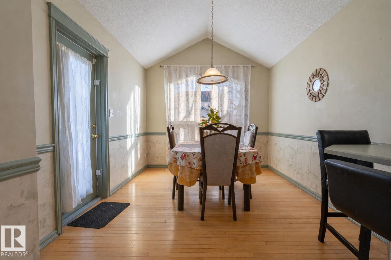 11813 12 Avenue, Edmonton, AB - Indoor Photo Showing Dining Room