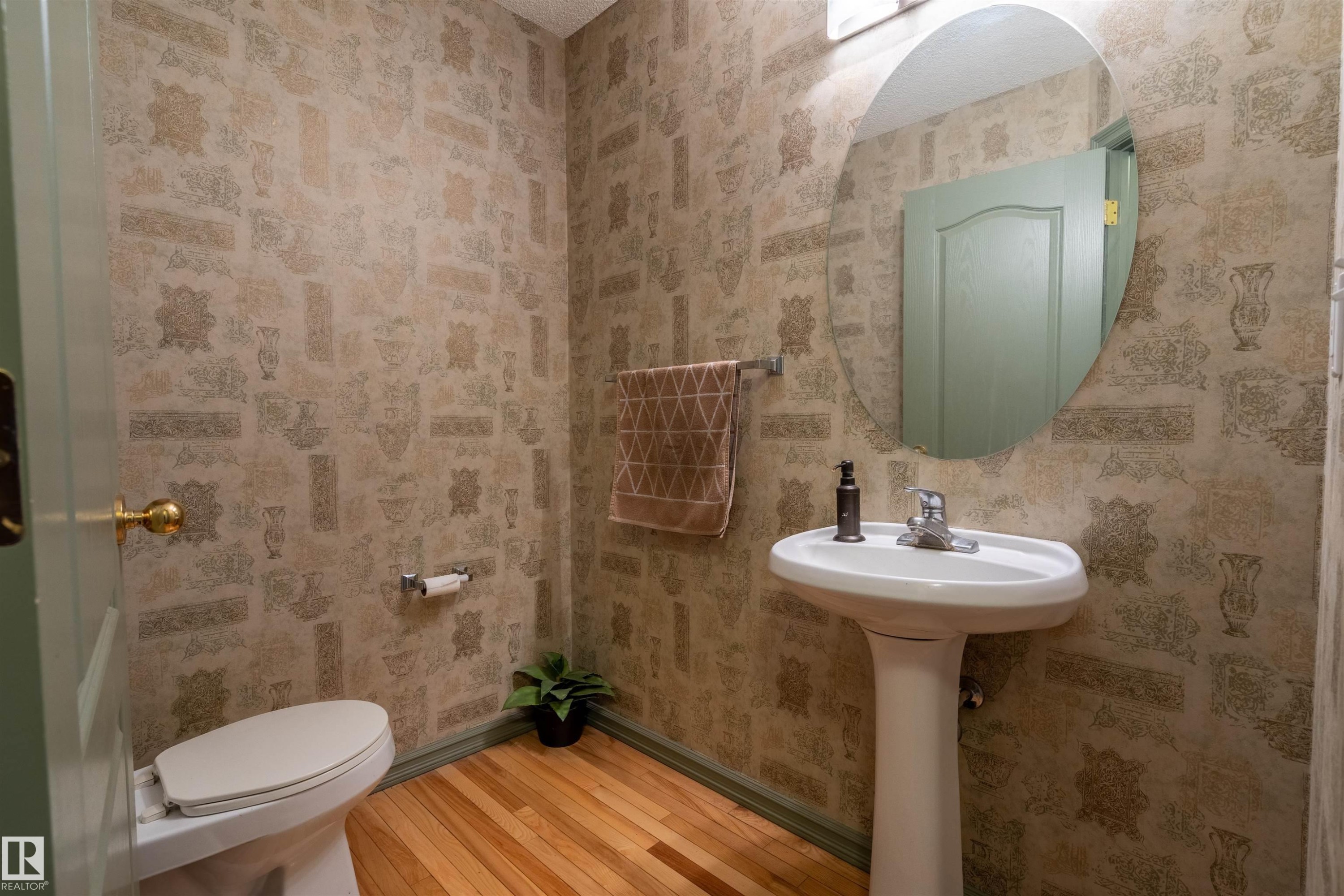 11813 12 Avenue, Edmonton, AB - Indoor Photo Showing Bathroom