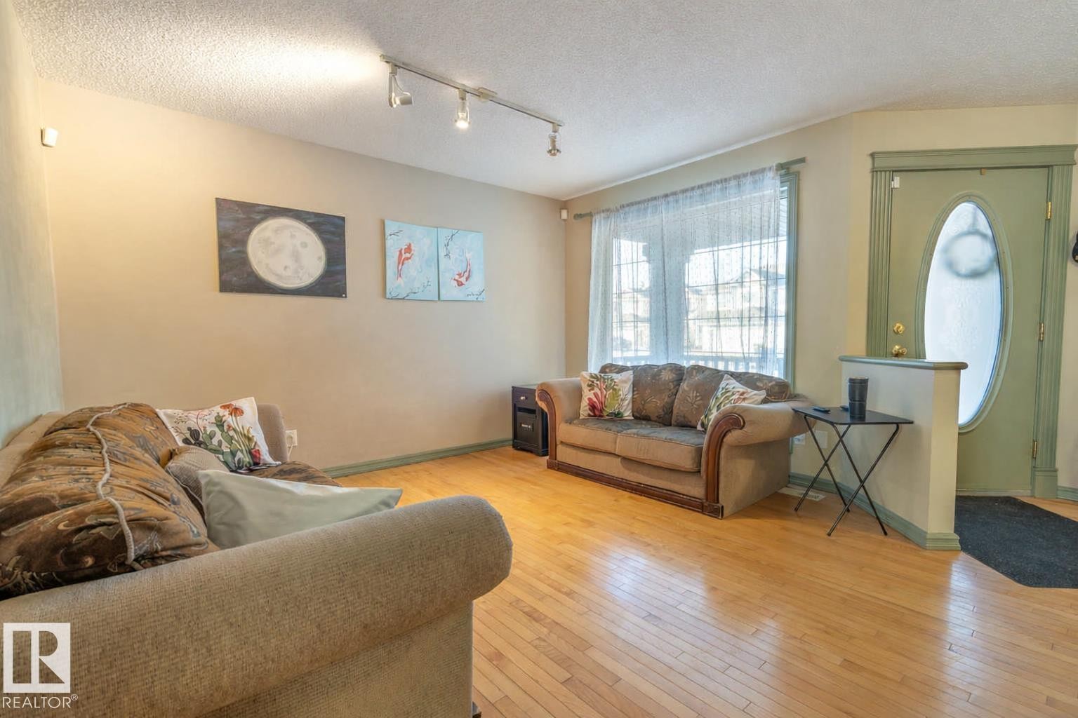 11813 12 Avenue, Edmonton, AB - Indoor Photo Showing Living Room