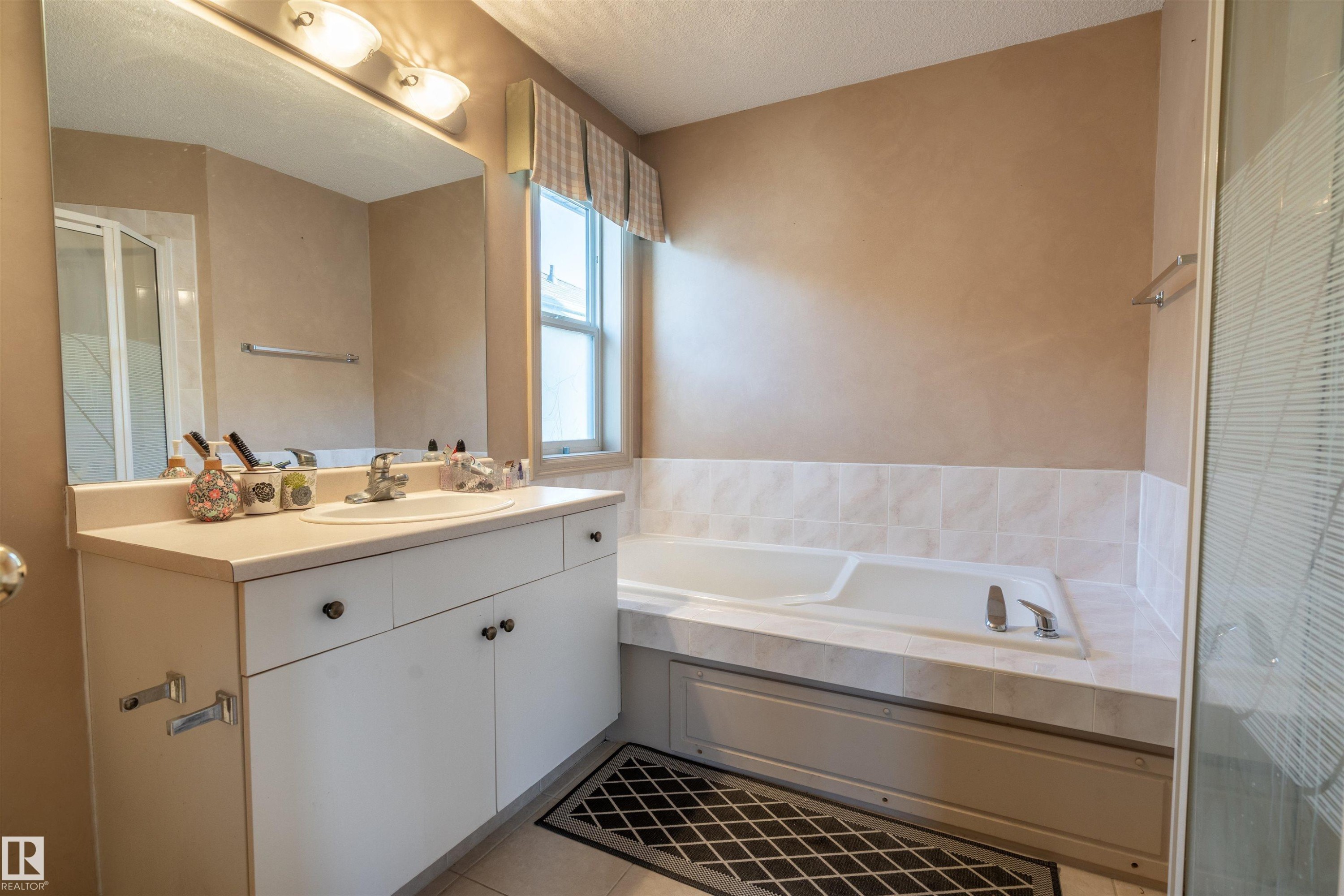 11813 12 Avenue, Edmonton, AB - Indoor Photo Showing Bathroom