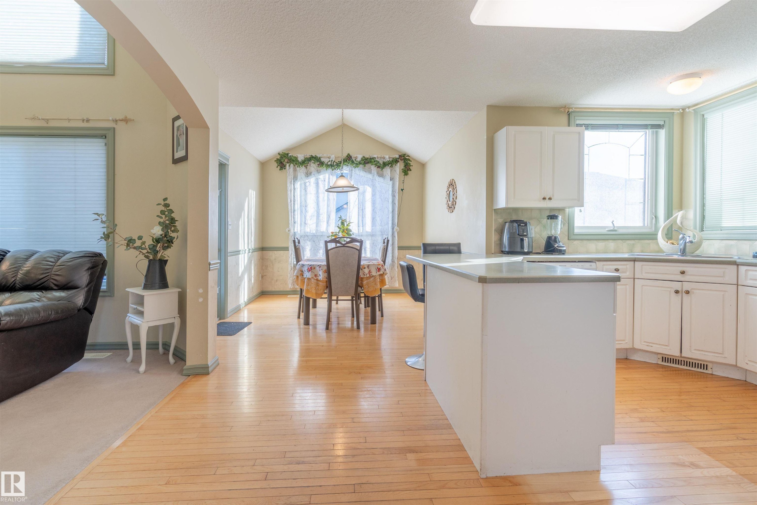 11813 12 Avenue, Edmonton, AB - Indoor Photo Showing Kitchen