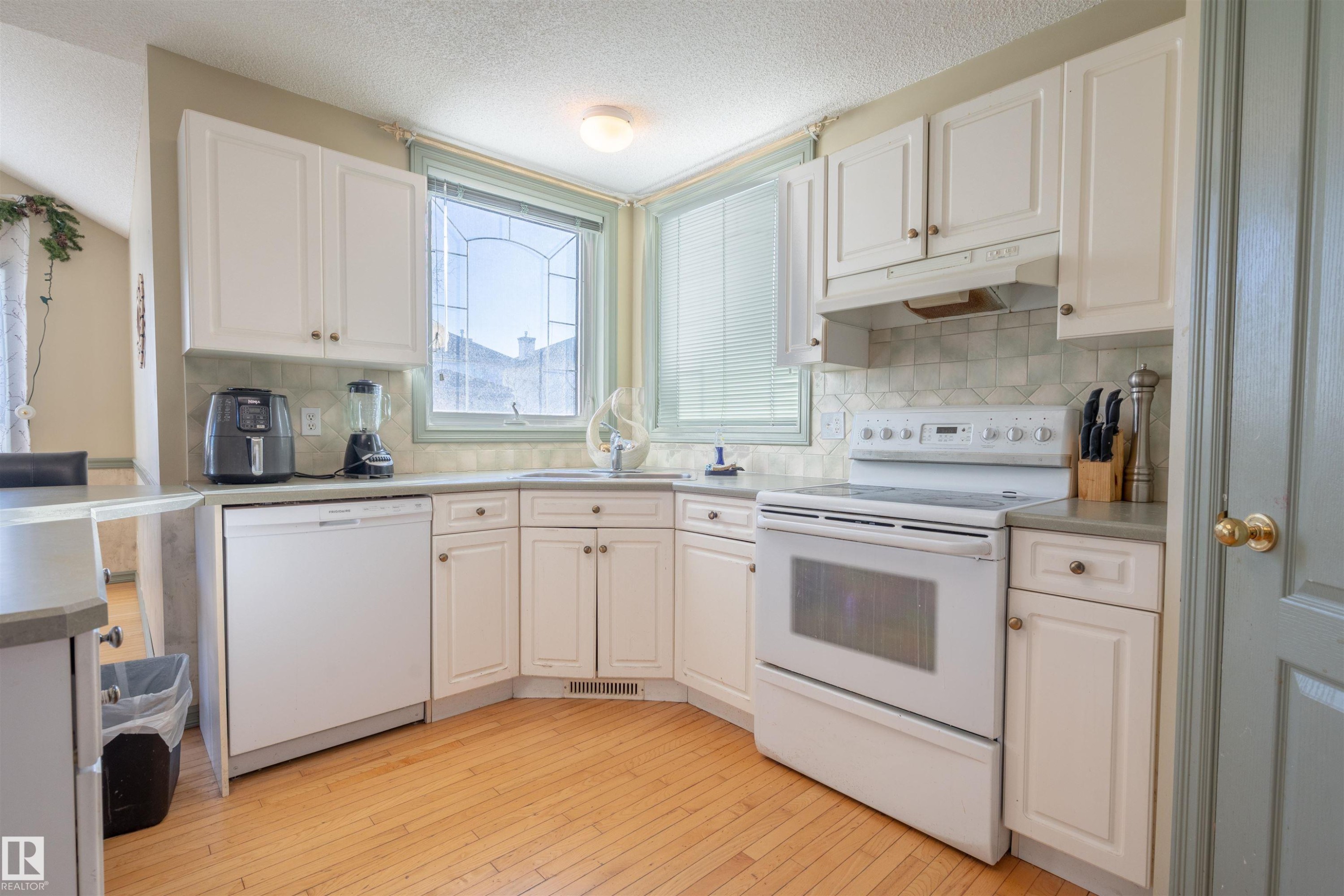 11813 12 Avenue, Edmonton, AB - Indoor Photo Showing Kitchen