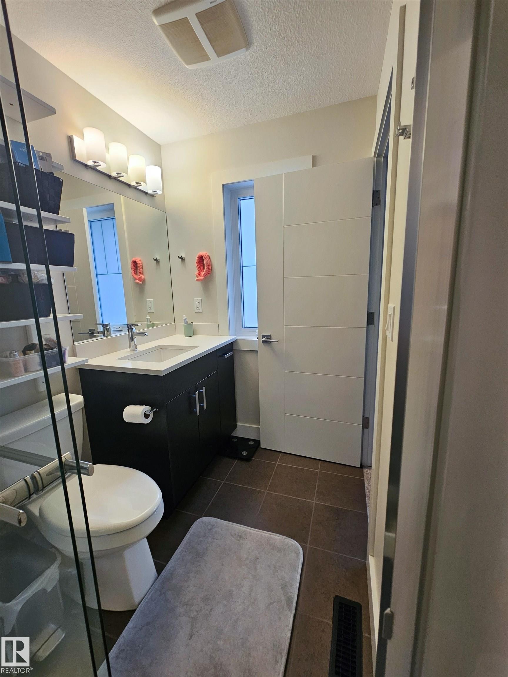 10433 70 Avenue, Edmonton, AB - Indoor Photo Showing Bathroom