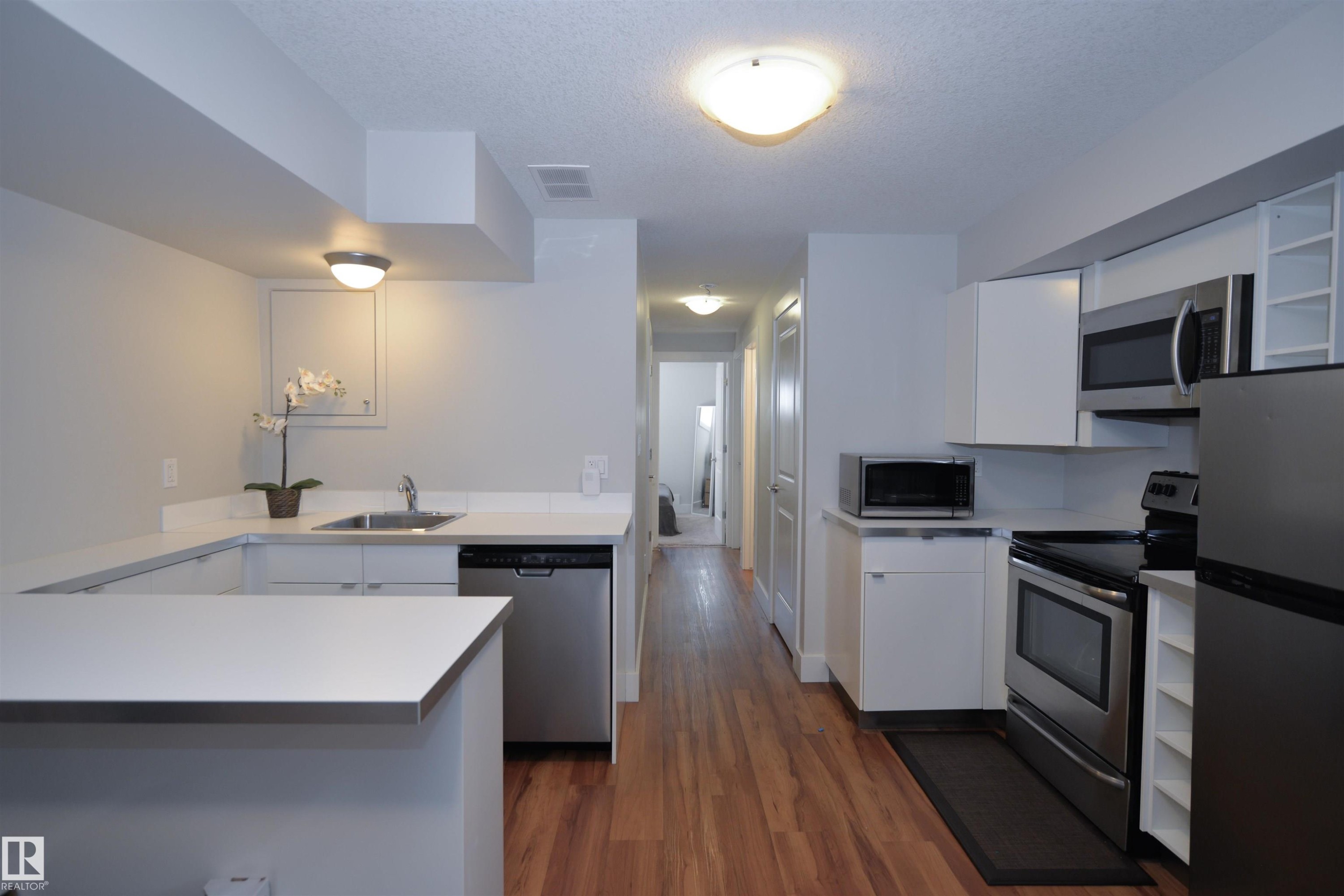 10433 70 Avenue, Edmonton, AB - Indoor Photo Showing Kitchen