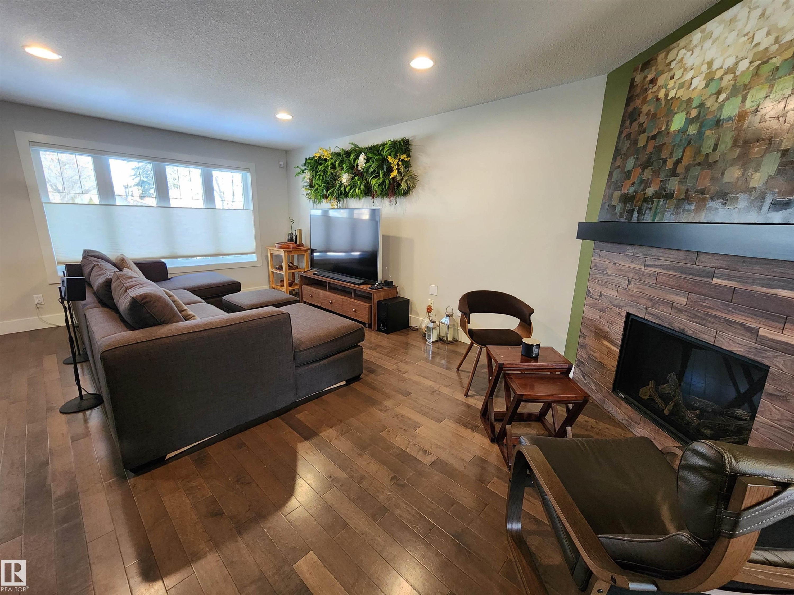 10433 70 Avenue, Edmonton, AB - Indoor Photo Showing Living Room With Fireplace