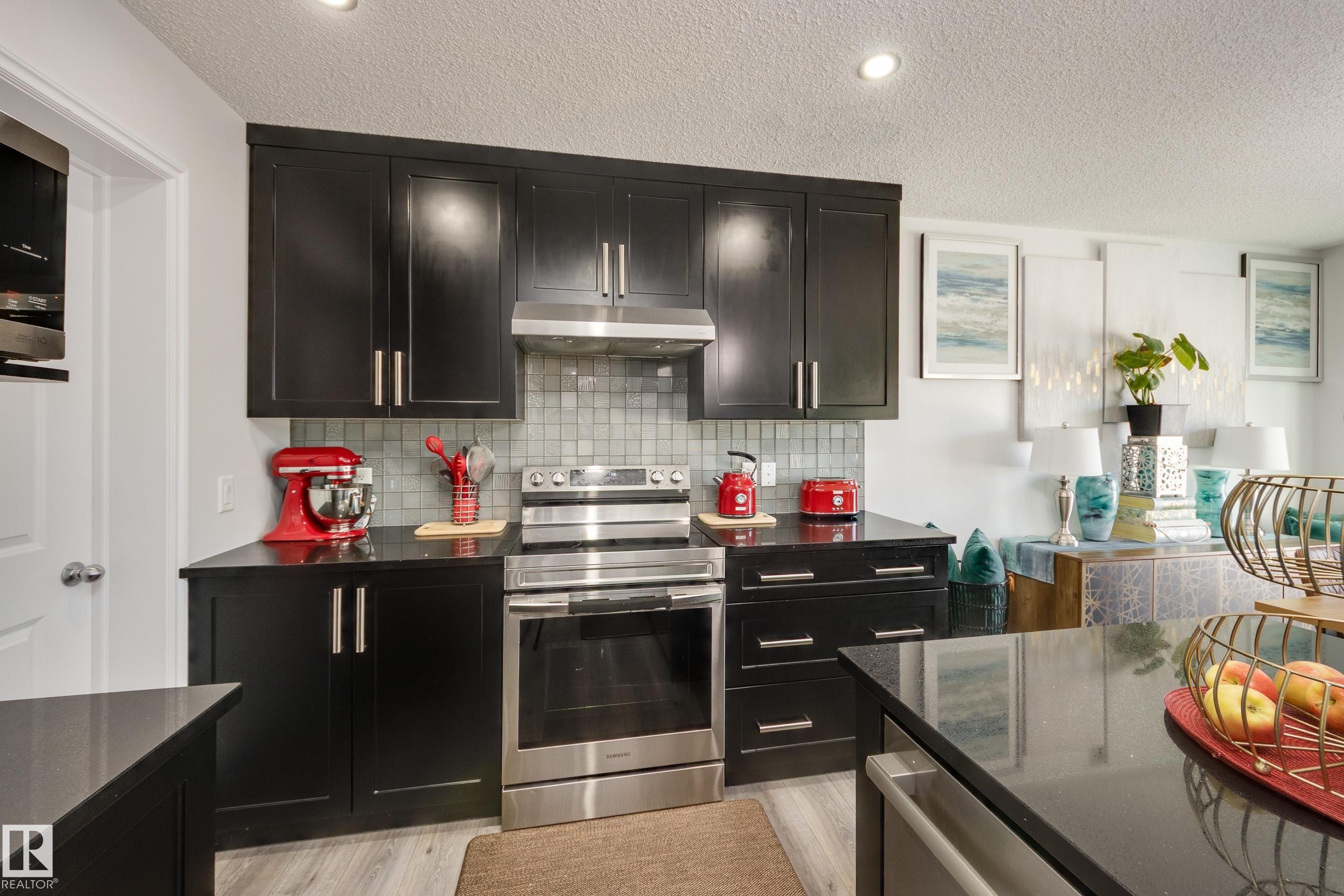 5112 Lark Crescent, Edmonton, AB - Indoor Photo Showing Kitchen With Upgraded Kitchen