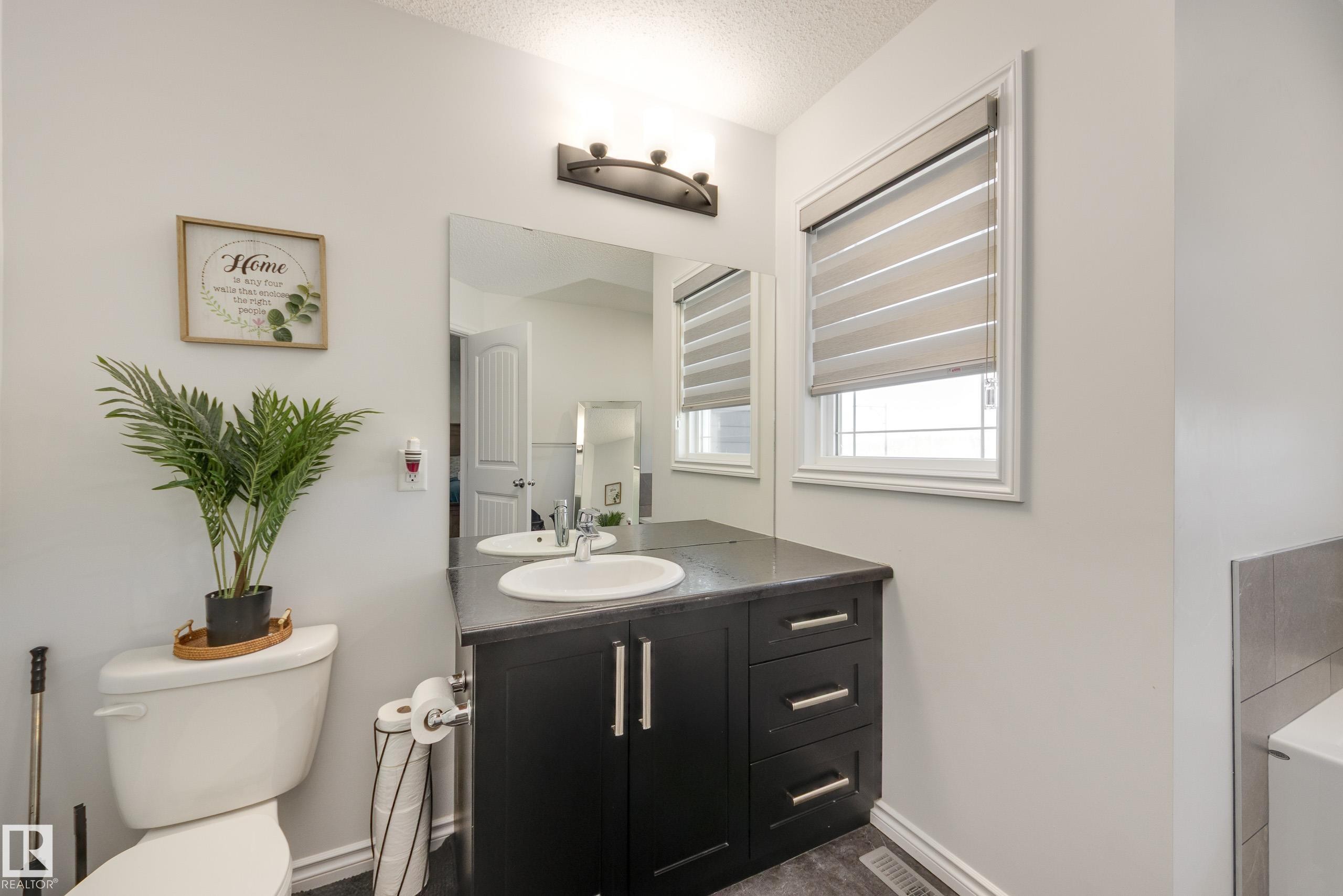 5112 Lark Crescent, Edmonton, AB - Indoor Photo Showing Bathroom