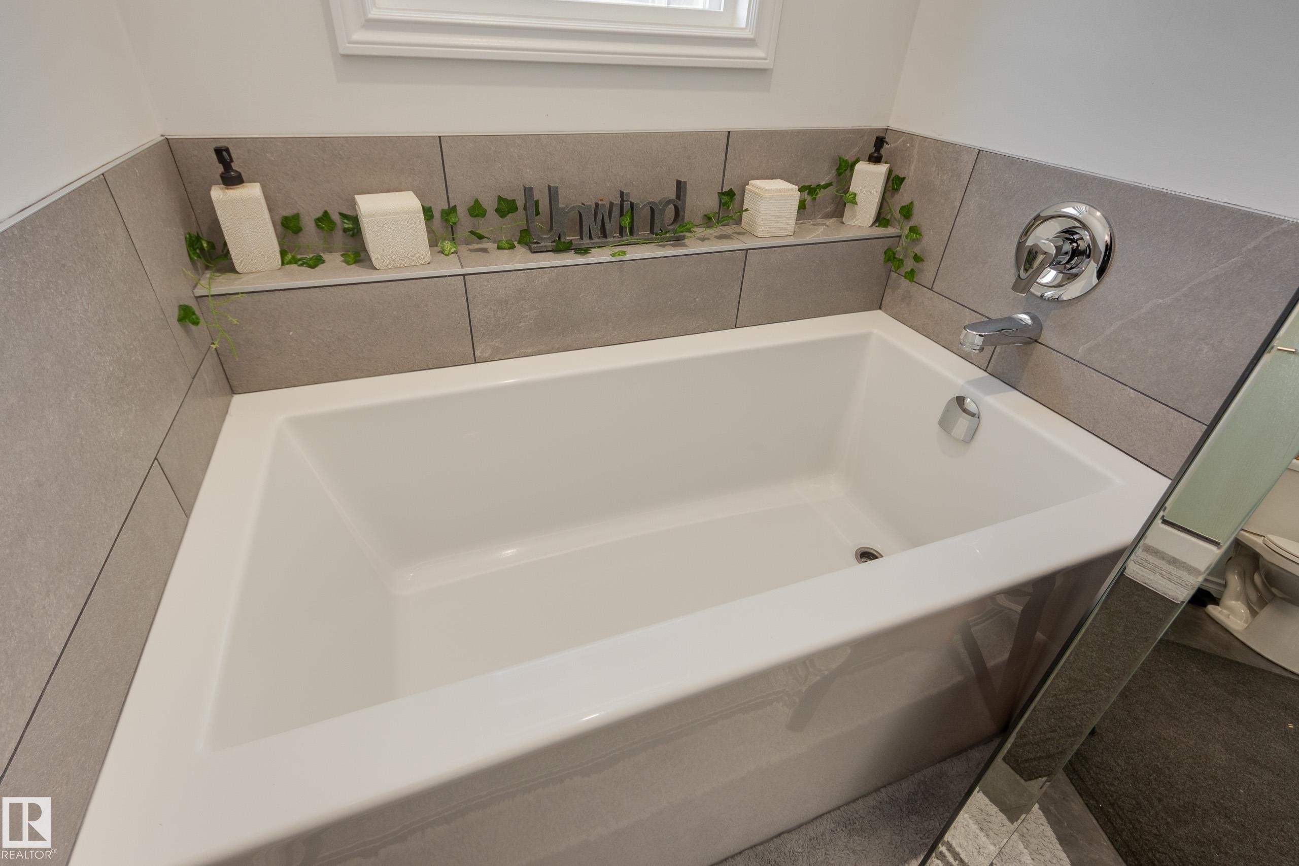 5112 Lark Crescent, Edmonton, AB - Indoor Photo Showing Bathroom