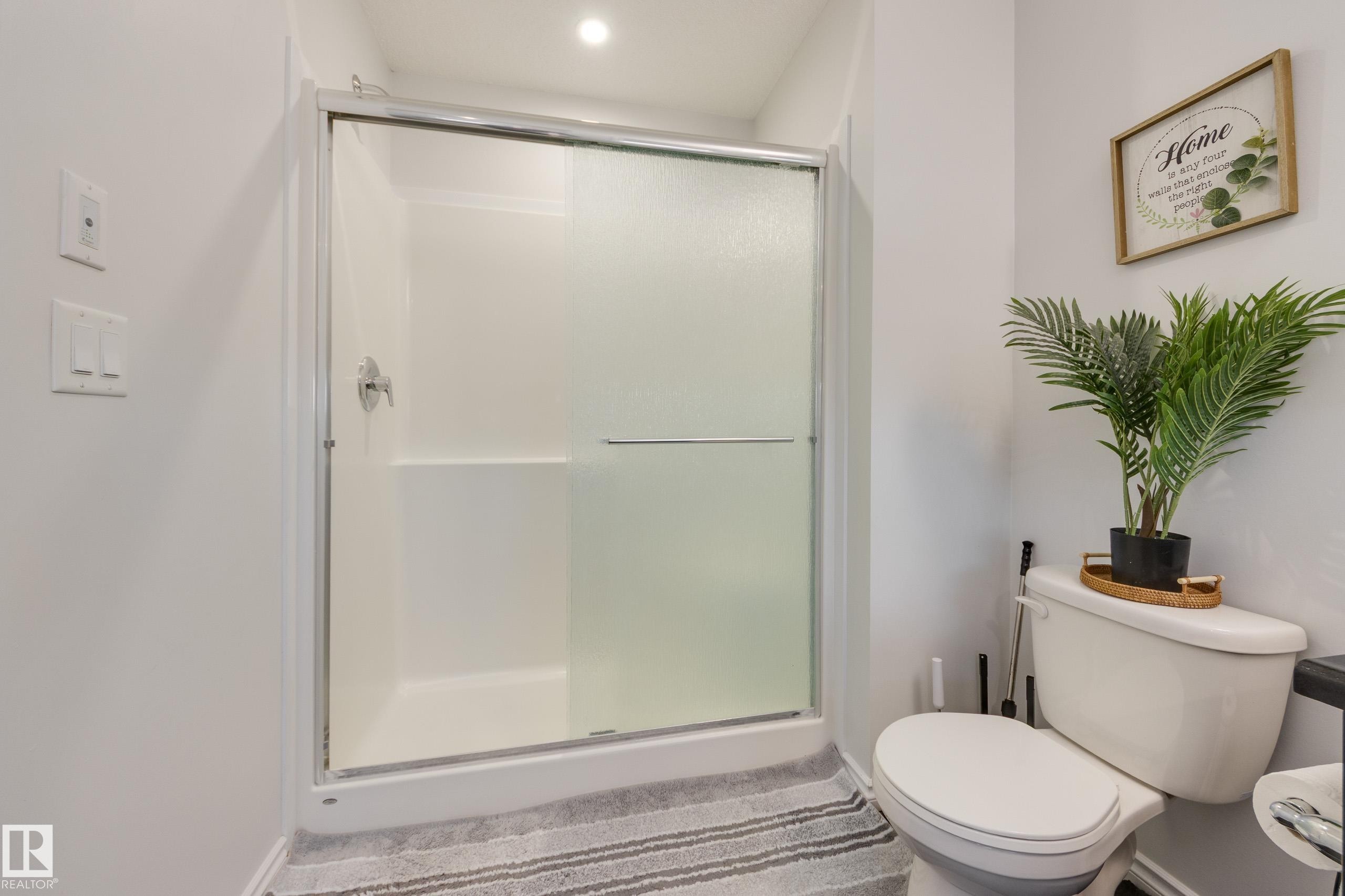 5112 Lark Crescent, Edmonton, AB - Indoor Photo Showing Bathroom