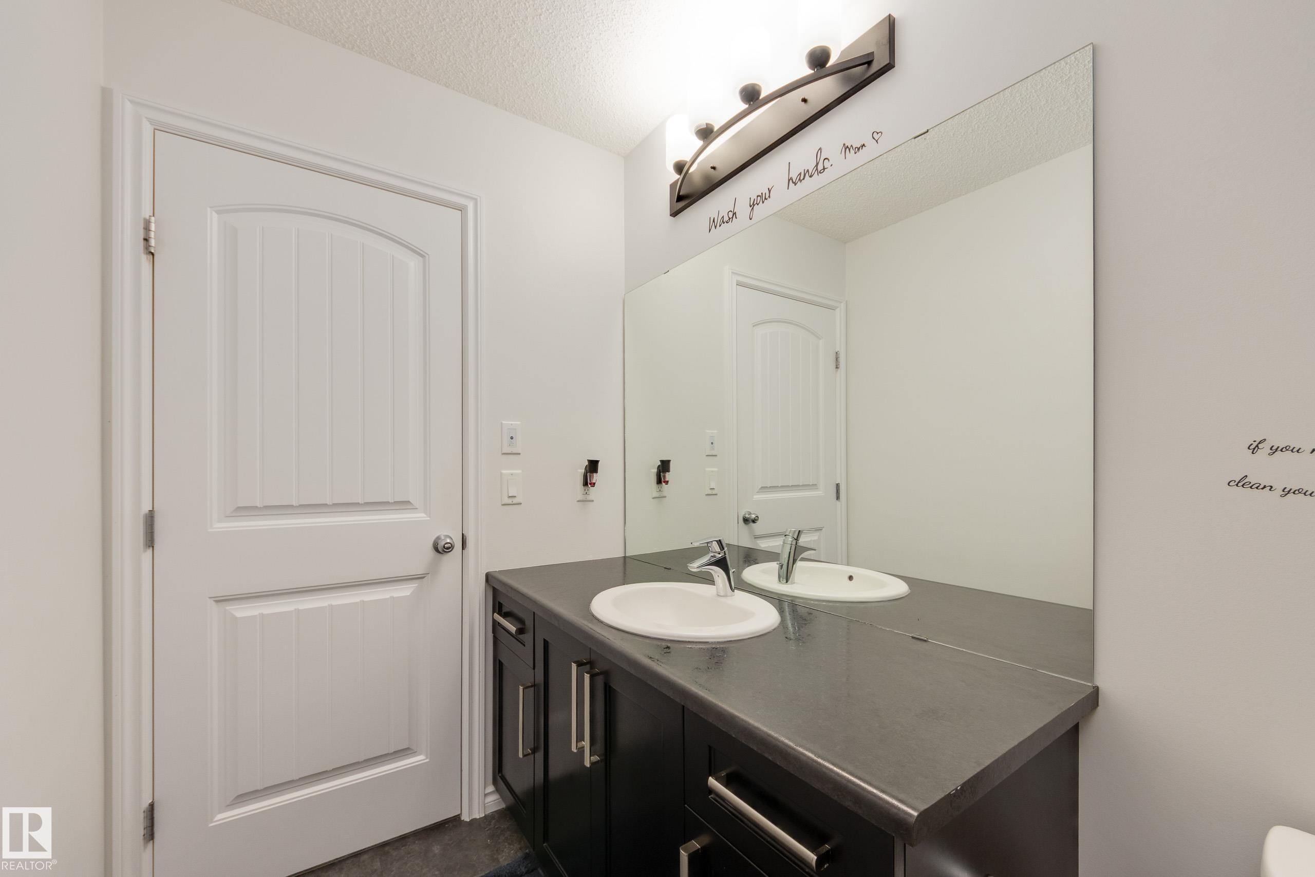 5112 Lark Crescent, Edmonton, AB - Indoor Photo Showing Bathroom