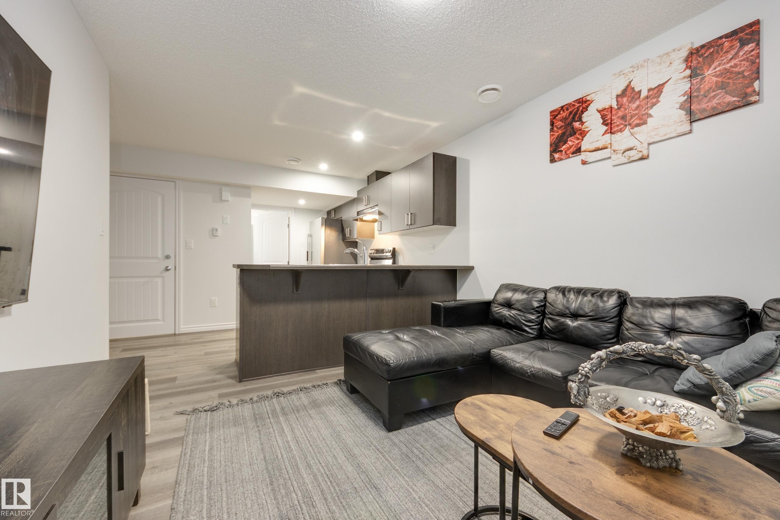 5112 Lark Crescent, Edmonton, AB - Indoor Photo Showing Living Room