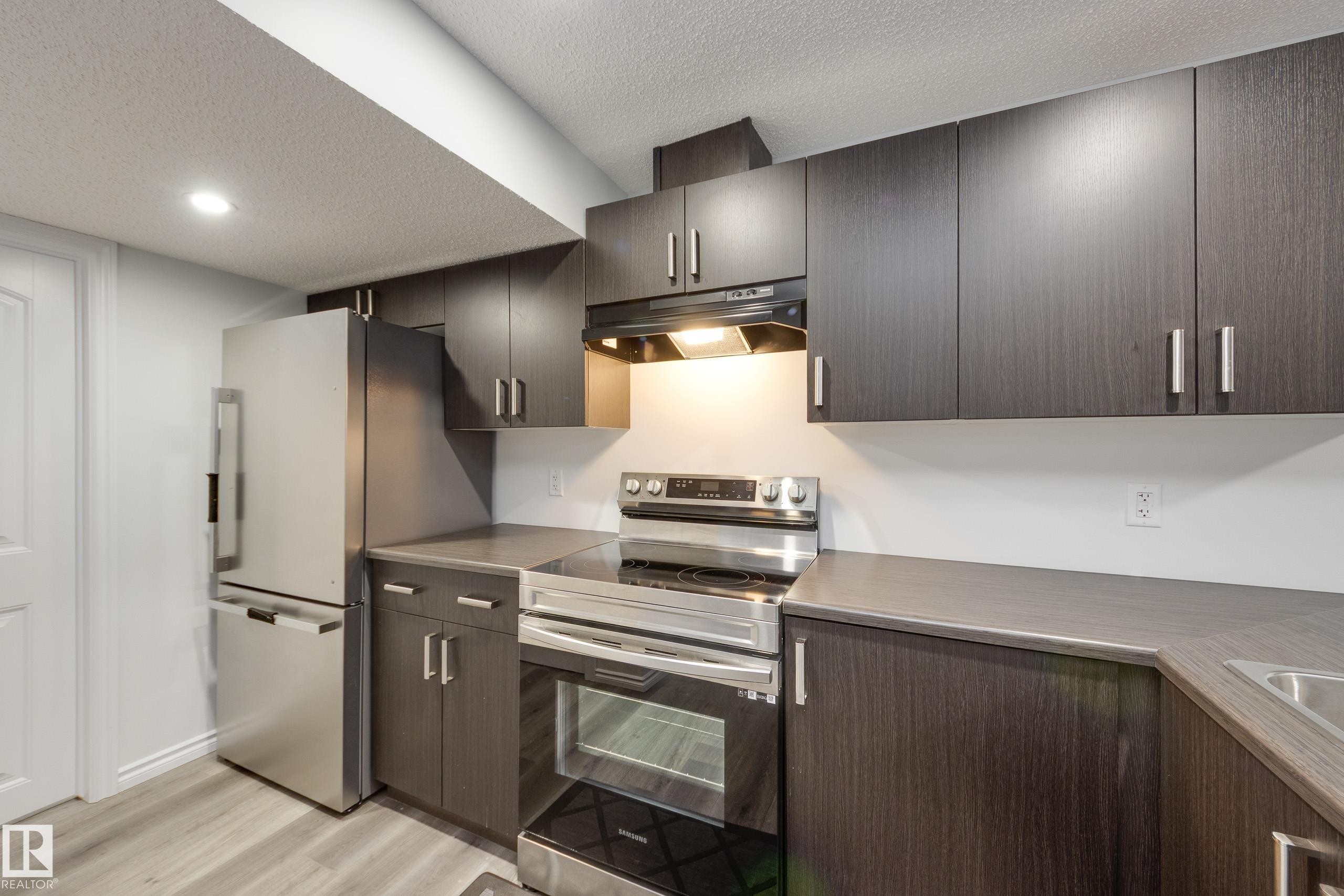 5112 Lark Crescent, Edmonton, AB - Indoor Photo Showing Kitchen