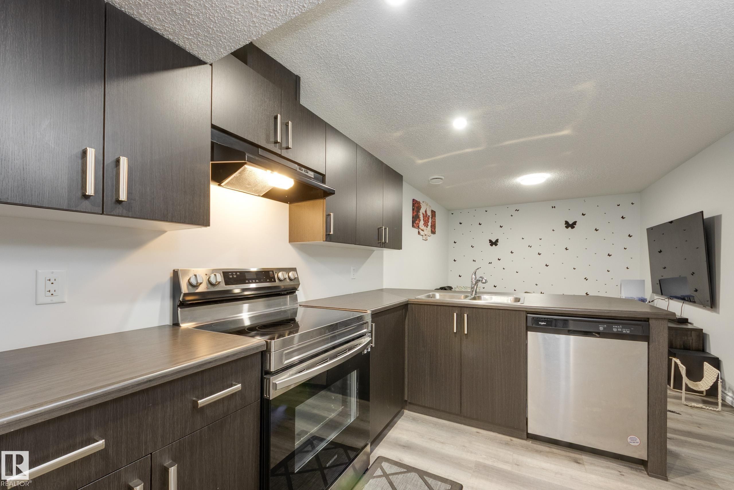 5112 Lark Crescent, Edmonton, AB - Indoor Photo Showing Kitchen With Stainless Steel Kitchen