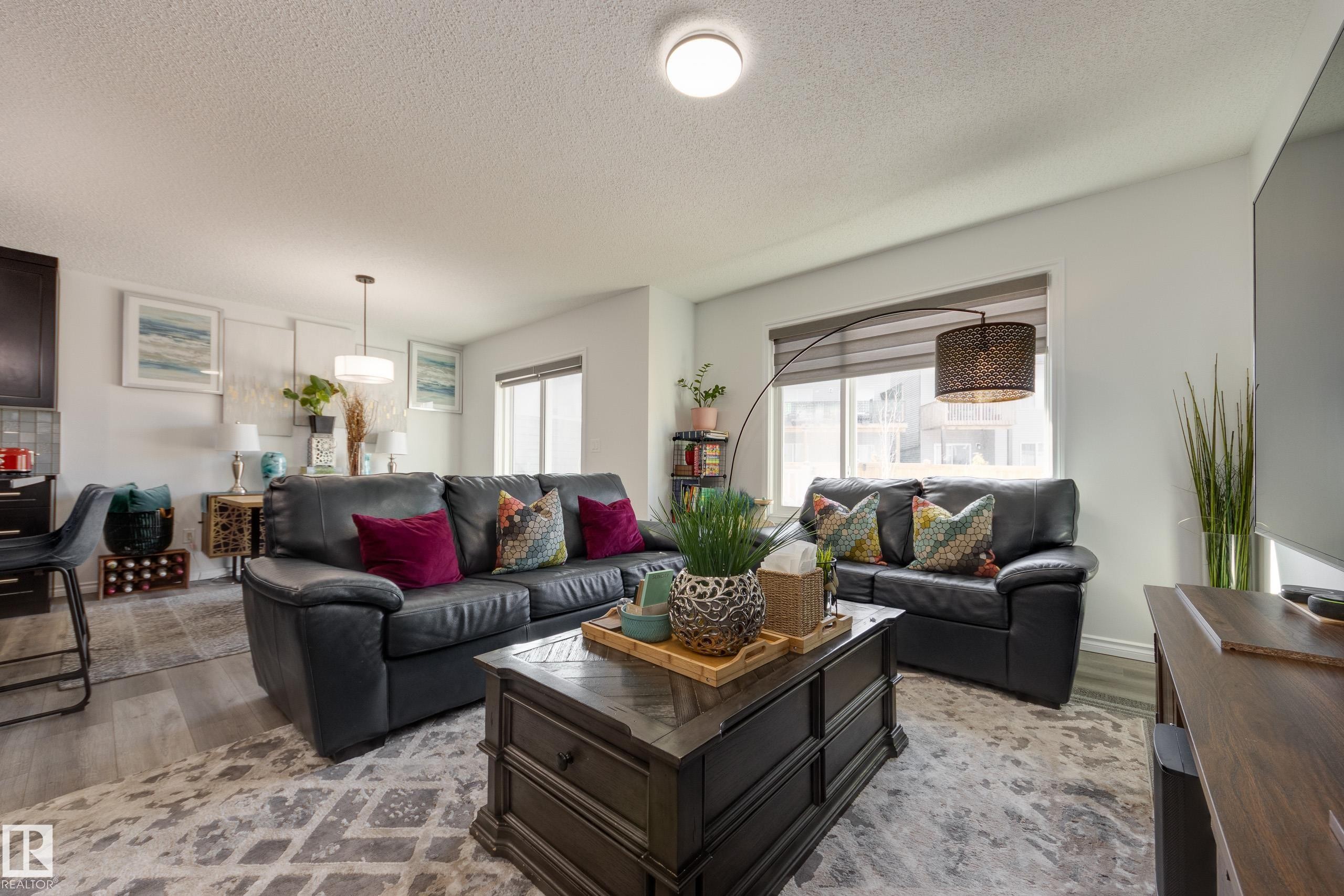 5112 Lark Crescent, Edmonton, AB - Indoor Photo Showing Living Room