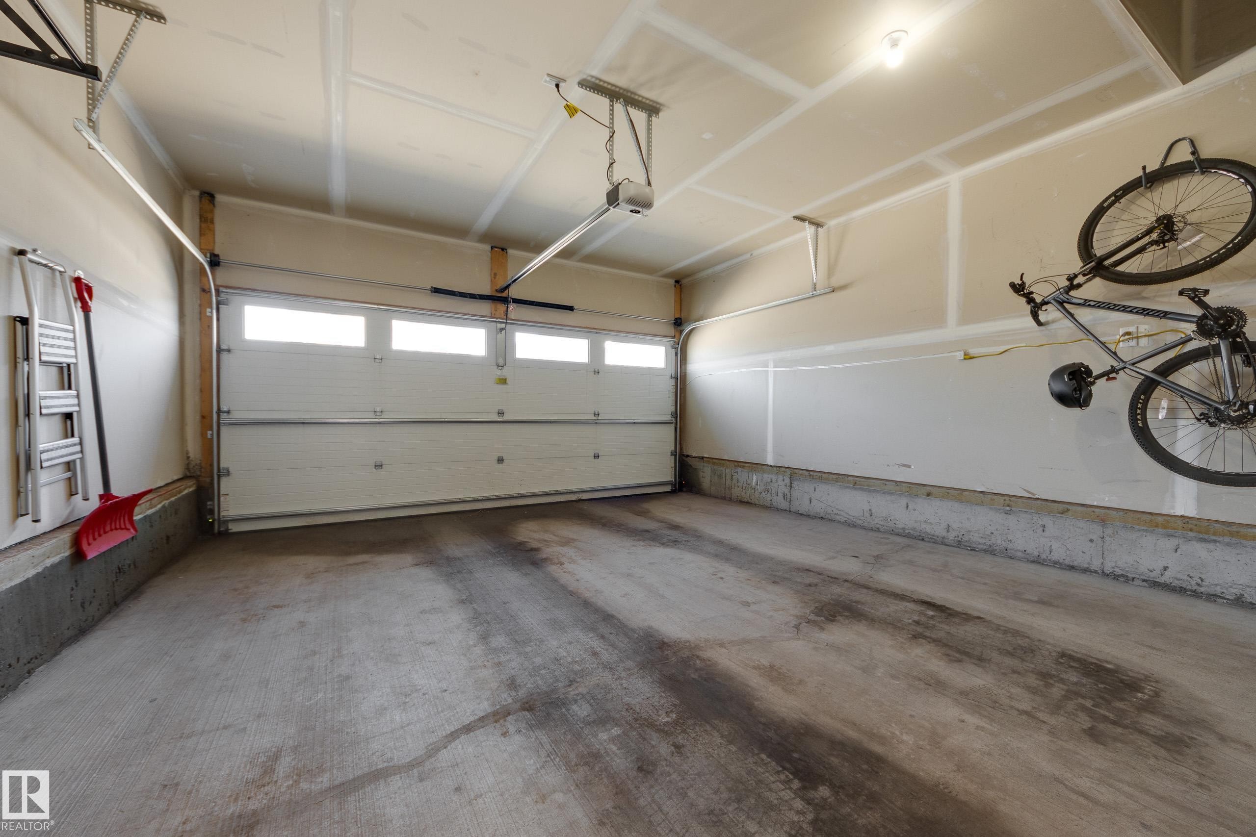 5112 Lark Crescent, Edmonton, AB - Indoor Photo Showing Garage