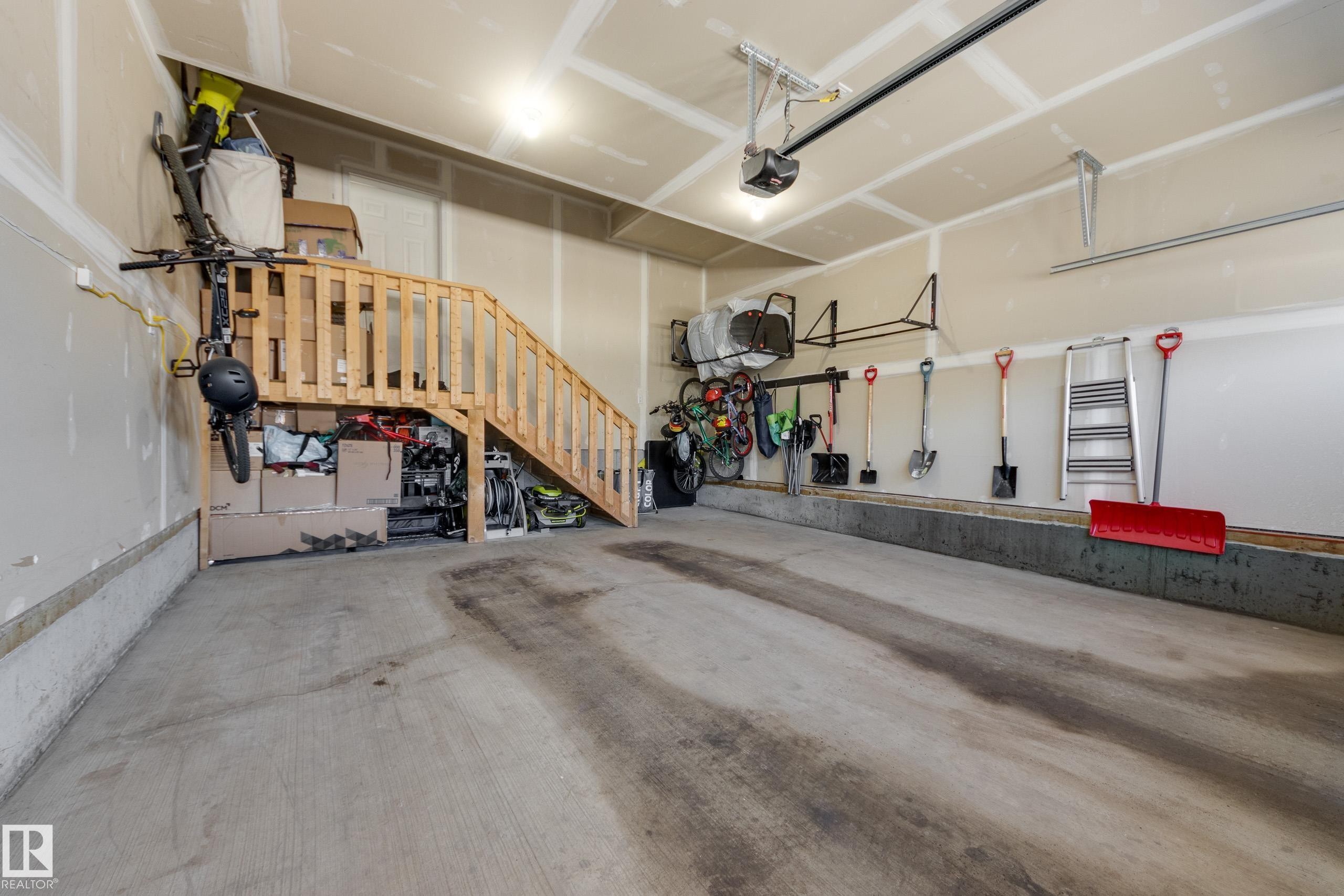 5112 Lark Crescent, Edmonton, AB - Indoor Photo Showing Garage
