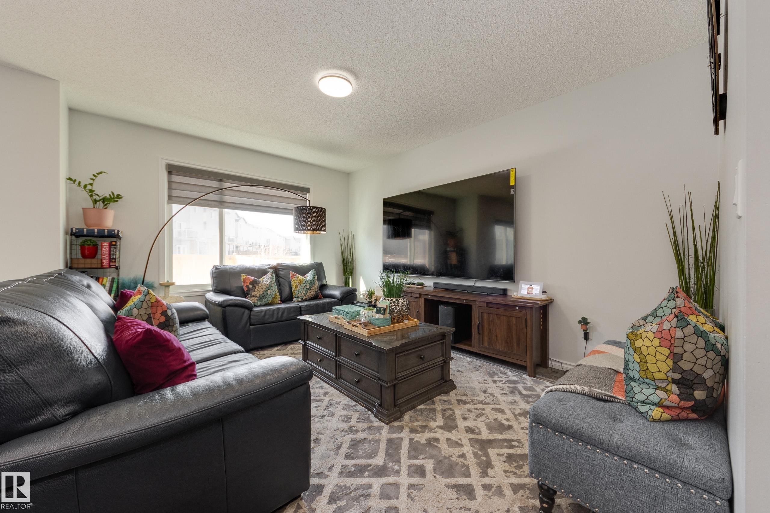 5112 Lark Crescent, Edmonton, AB - Indoor Photo Showing Living Room