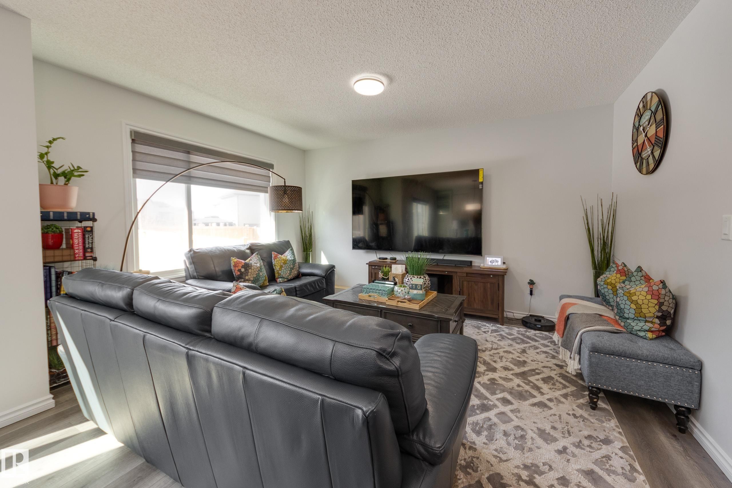5112 Lark Crescent, Edmonton, AB - Indoor Photo Showing Living Room
