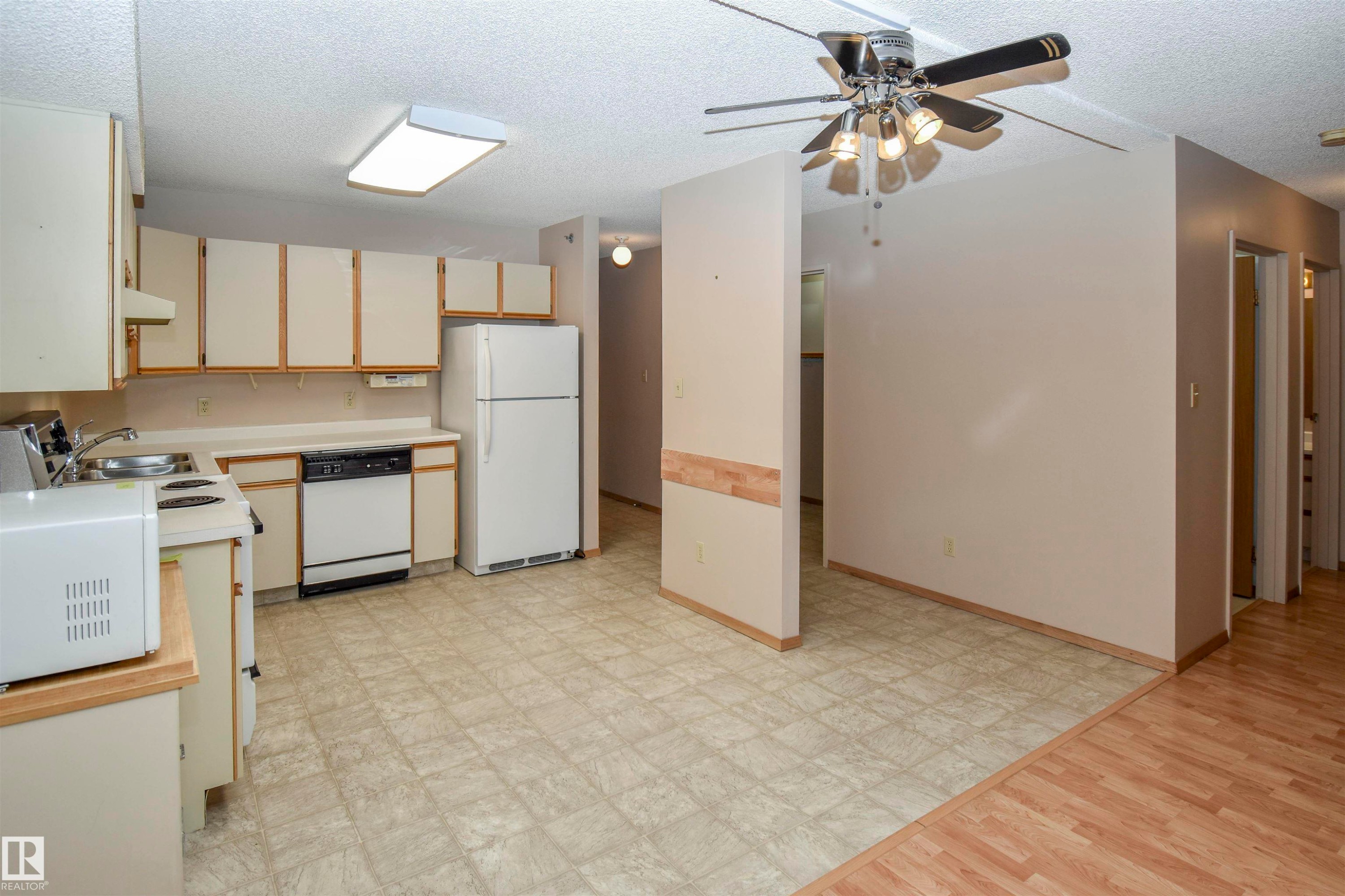 102 4812 51 Avenue, Stony Plain, AB - Indoor Photo Showing Kitchen With Double Sink