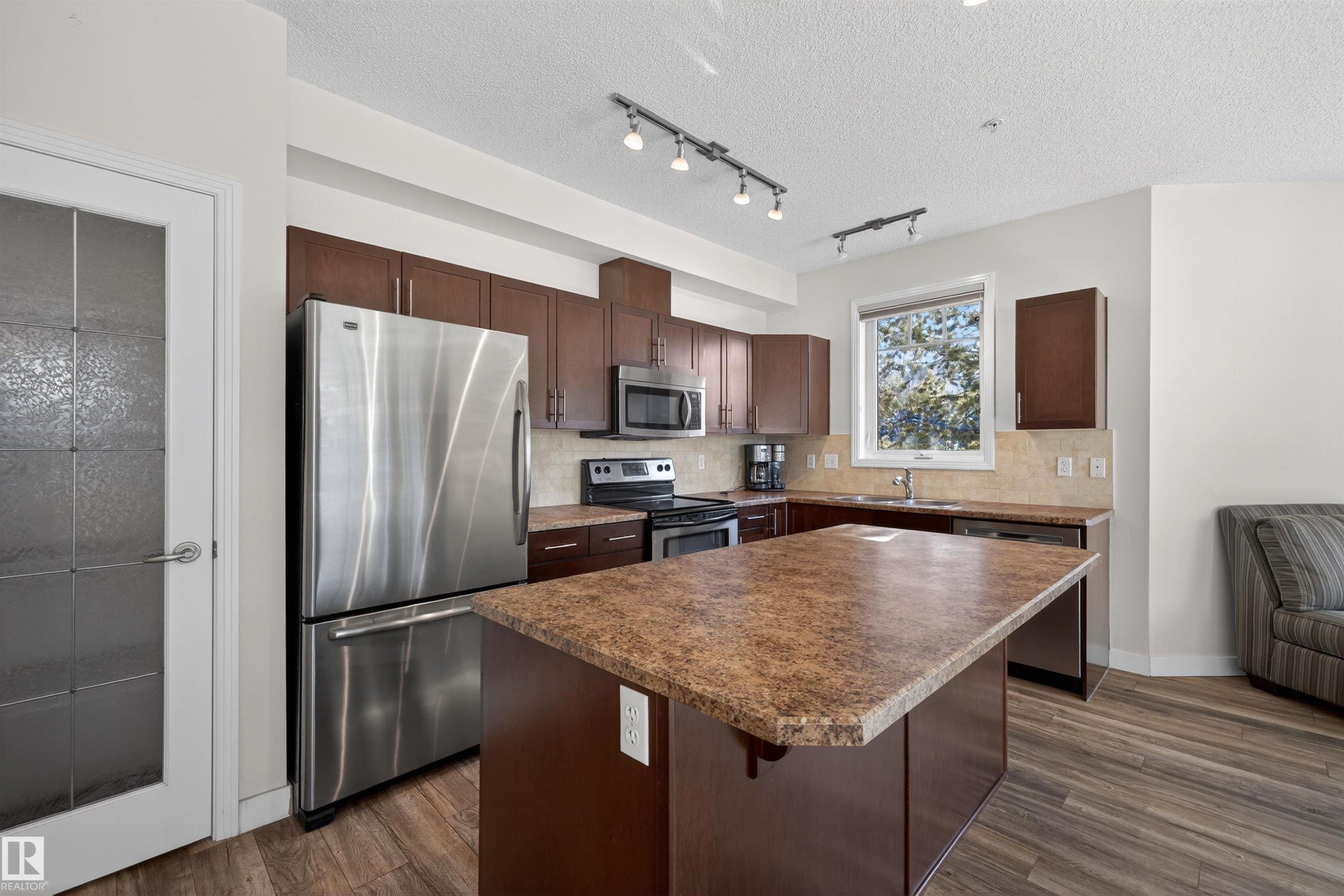 103 2035 Grantham Crest, Edmonton, AB - Indoor Photo Showing Kitchen