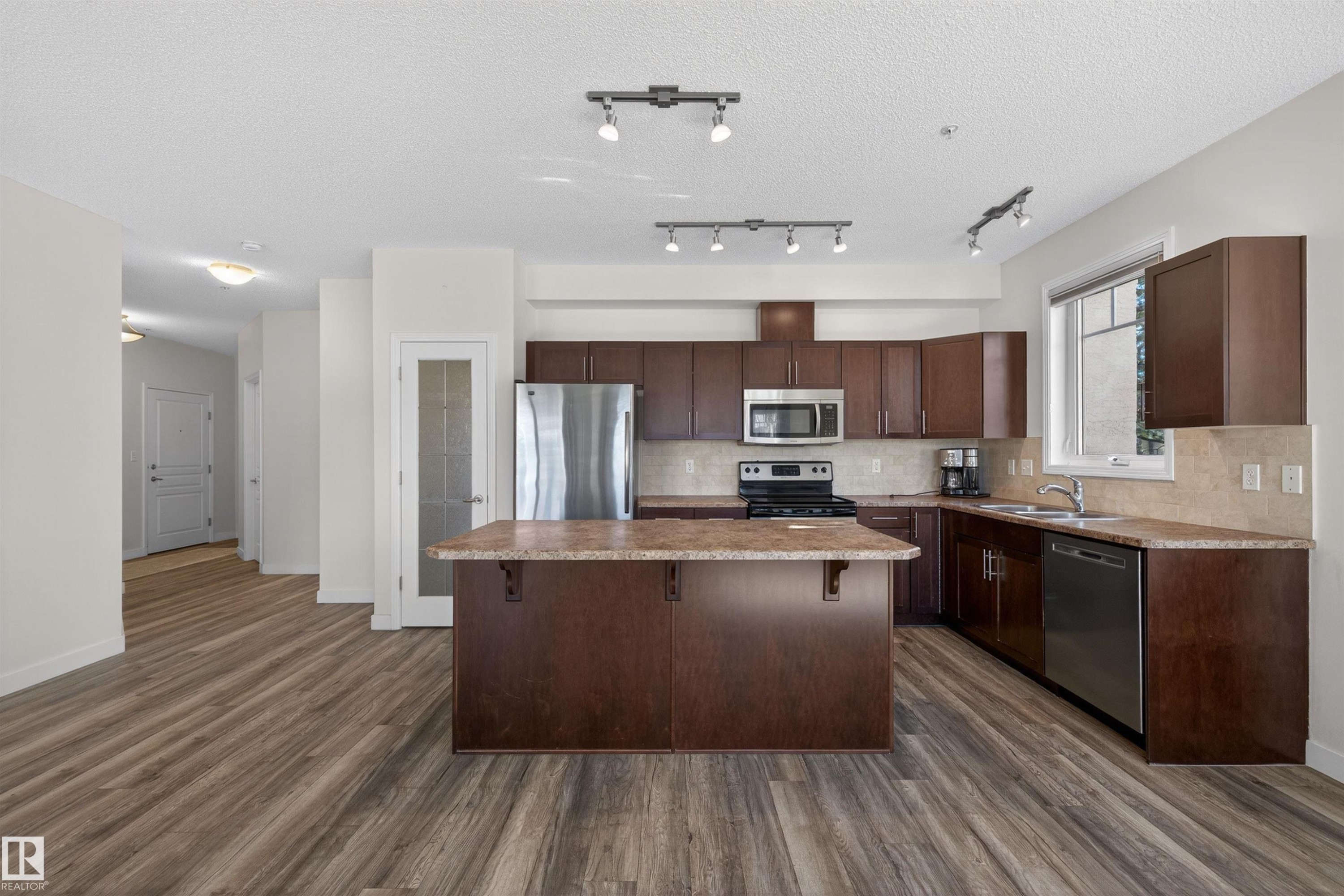 103 2035 Grantham Crest, Edmonton, AB - Indoor Photo Showing Kitchen
