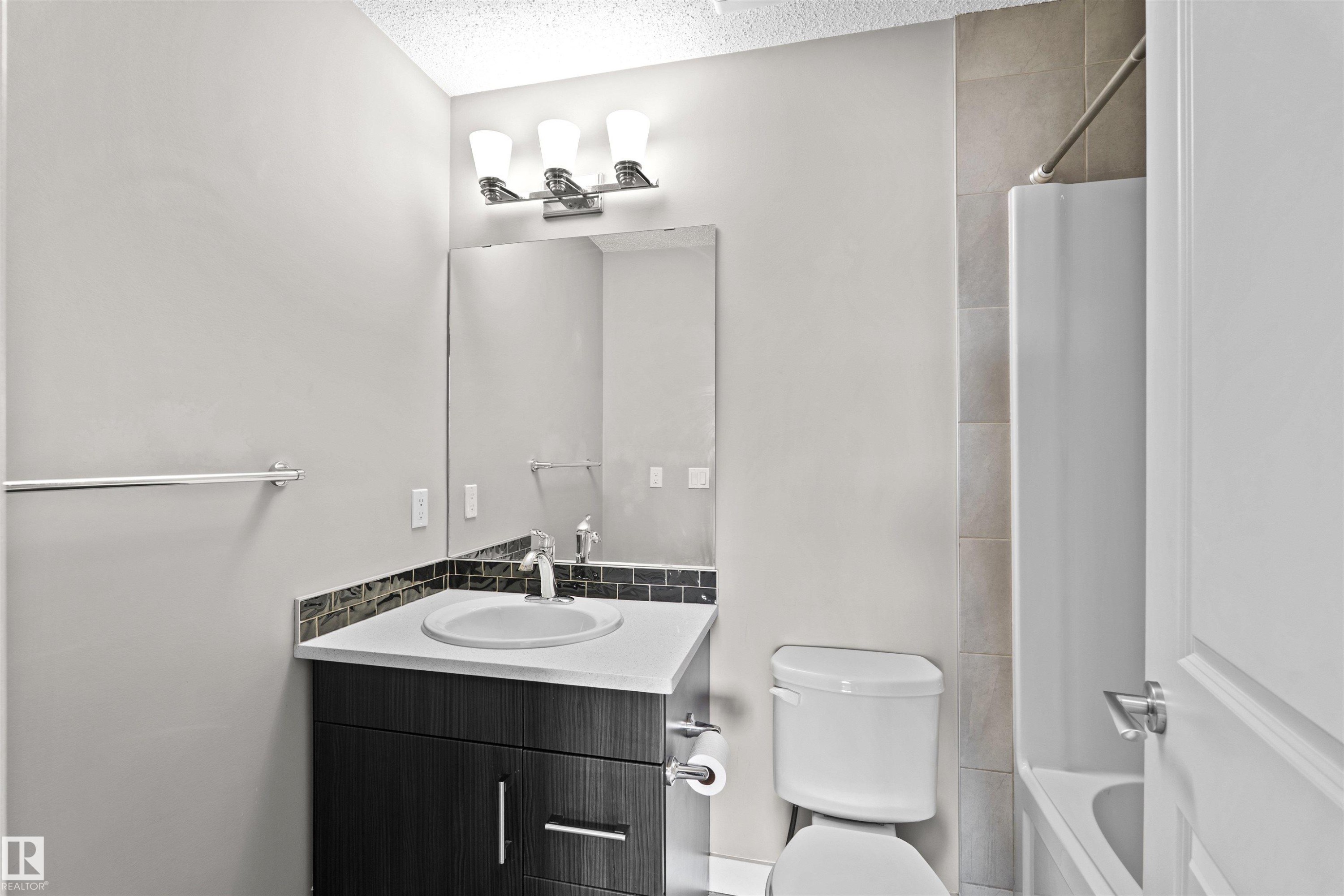 23 2004 Trumpeter Way, Edmonton, AB - Indoor Photo Showing Bathroom