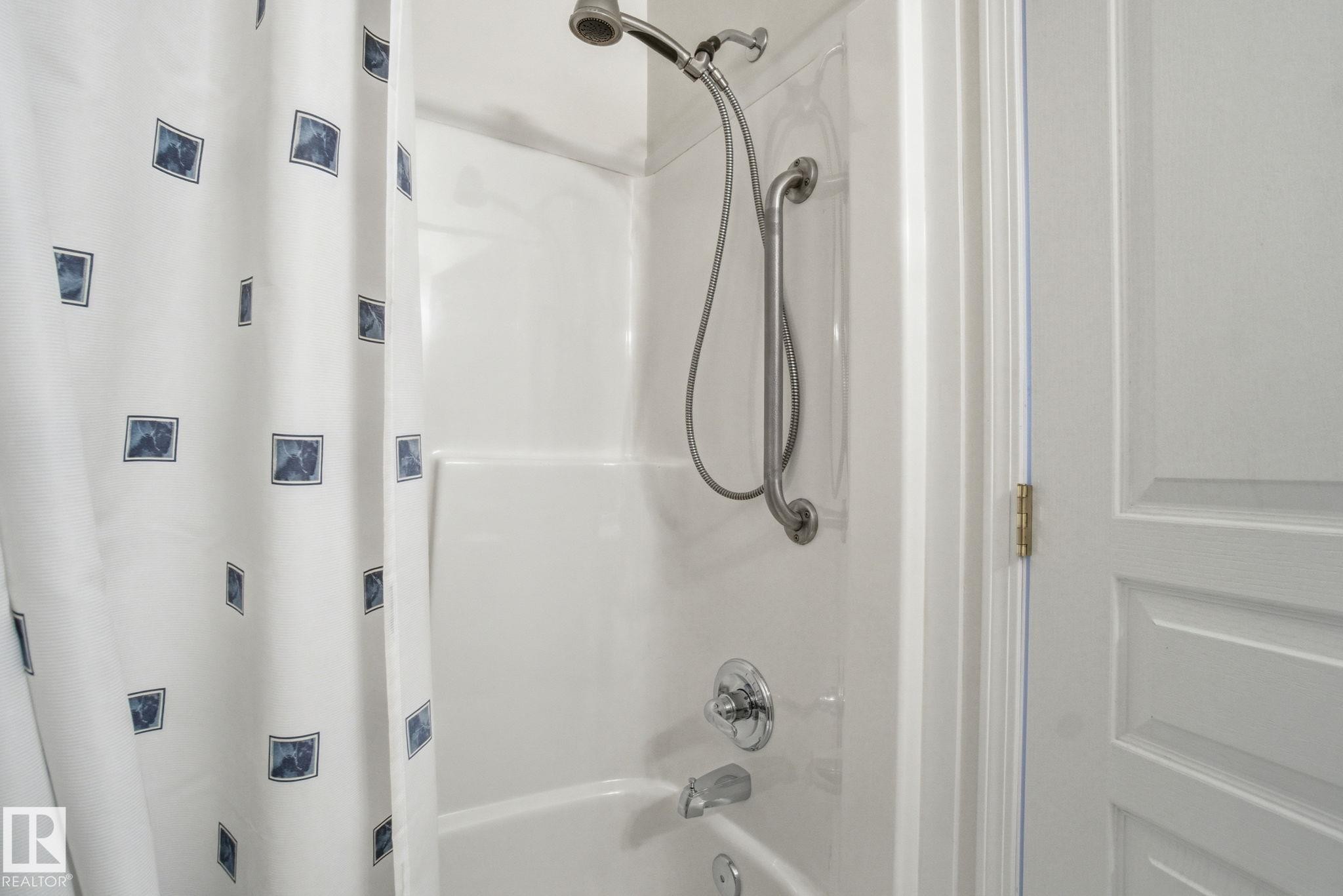 56 13320 124St, Edmonton, AB - Indoor Photo Showing Bathroom