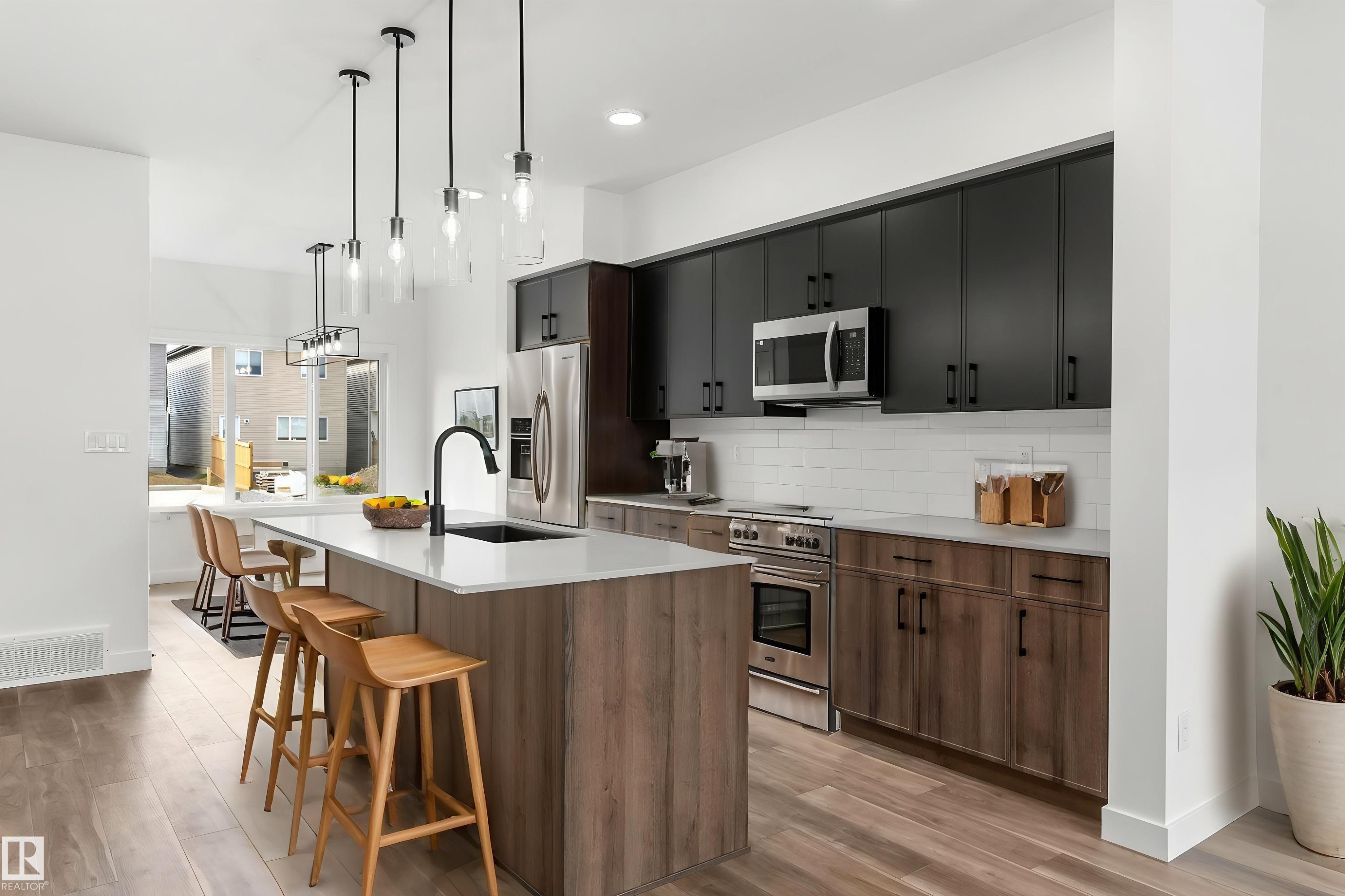 6261 175A Avenue, Edmonton, AB - Indoor Photo Showing Kitchen With Upgraded Kitchen