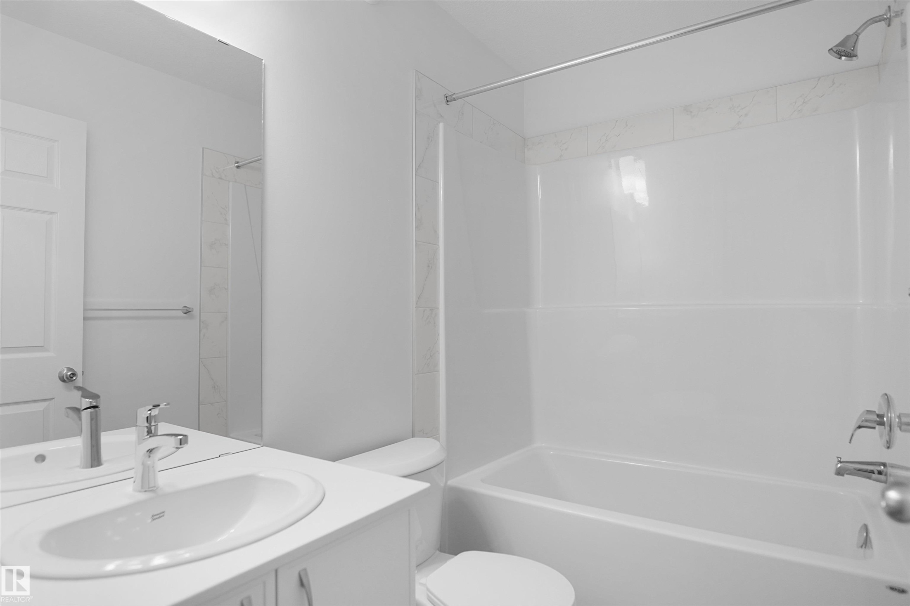 19451 22 Avenue, Edmonton, AB - Indoor Photo Showing Bathroom